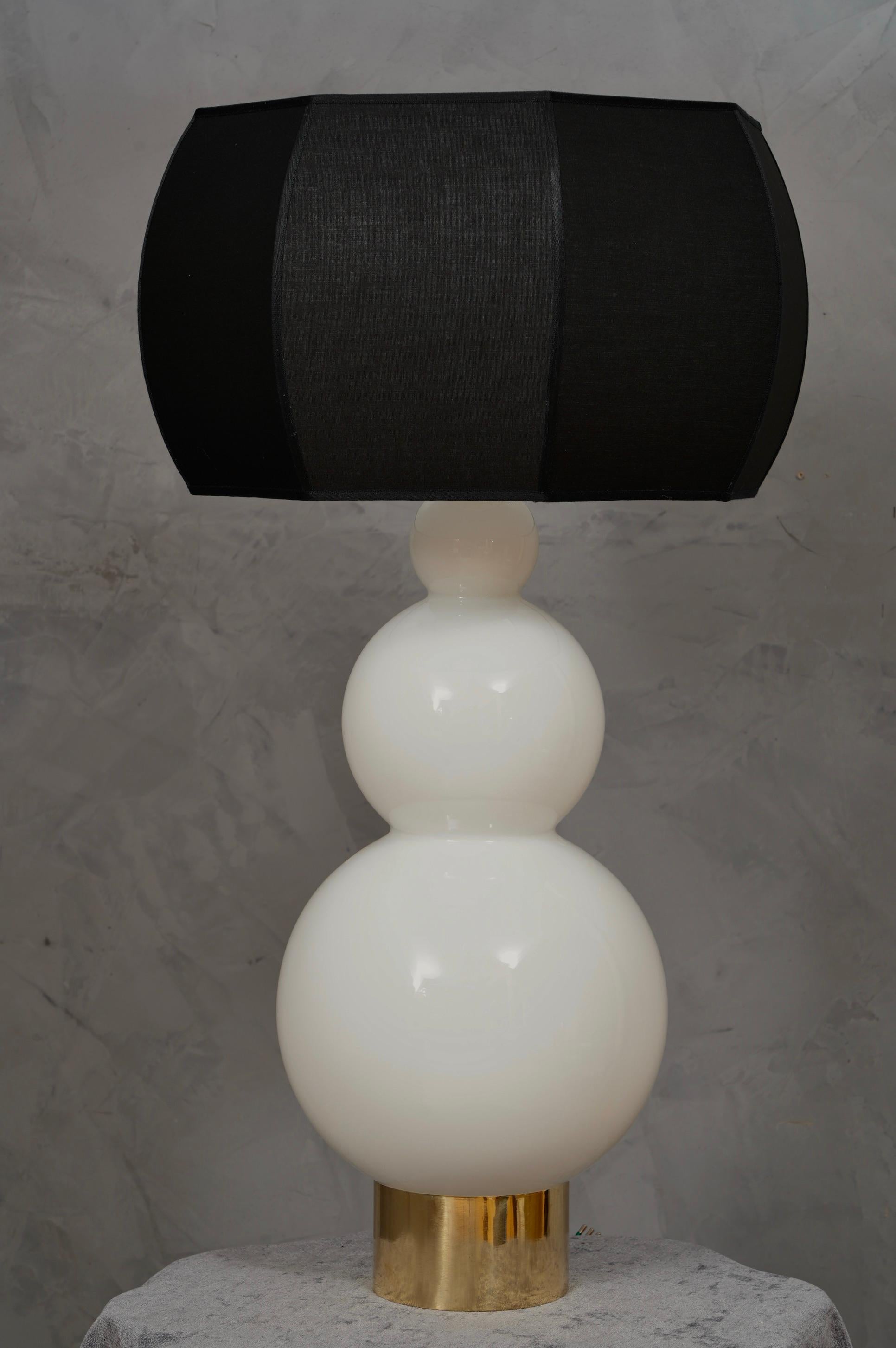 Murano-Tischlampe aus mundgeblasenem weißem Glas und Messing im Stil von Vistosi, 1980 (Moderne der Mitte des Jahrhunderts) im Angebot