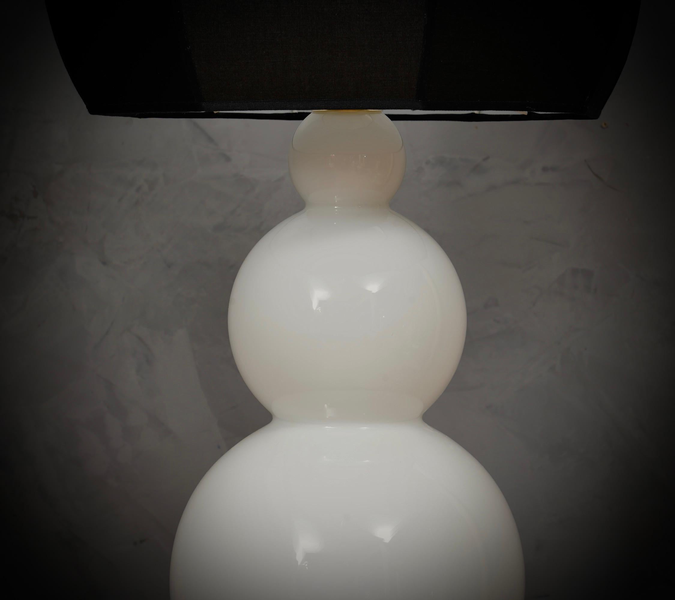 Murano im Stil von Vistosi Tischlampe aus geblasenem Weißglas und Messing, 1980 (Moderne der Mitte des Jahrhunderts) im Angebot