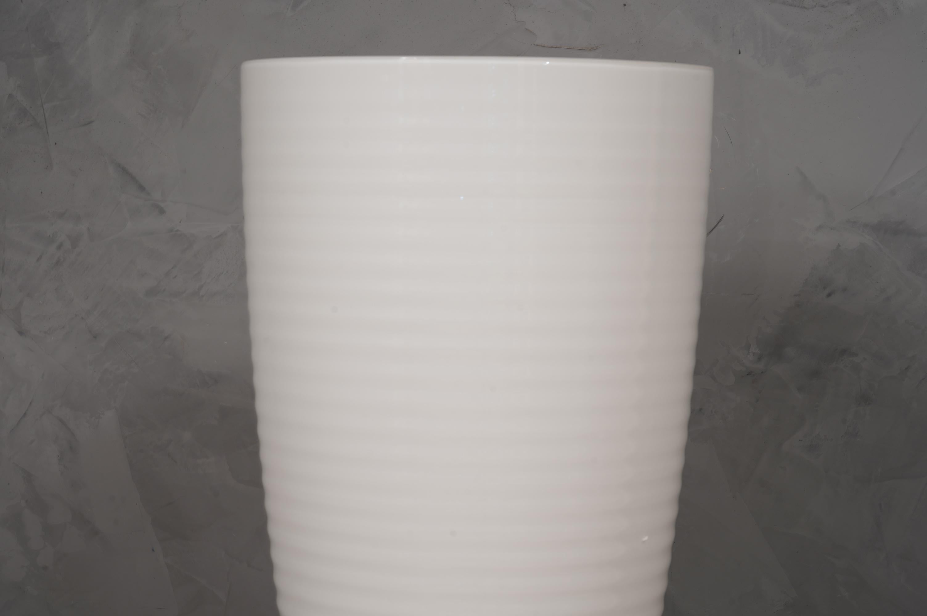 italien Lampe de bureau en verre blanc soufflé de Murano dans le style de Vistosi et laiton, 1980 en vente