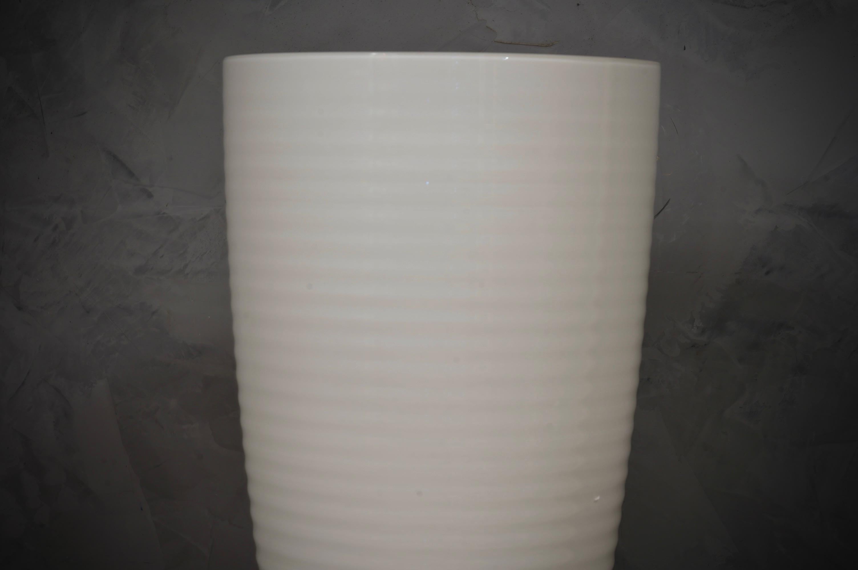 Murano im Stil von Vistosi Tischlampe aus geblasenem Weißglas und Messing, 1980 (Italienisch) im Angebot