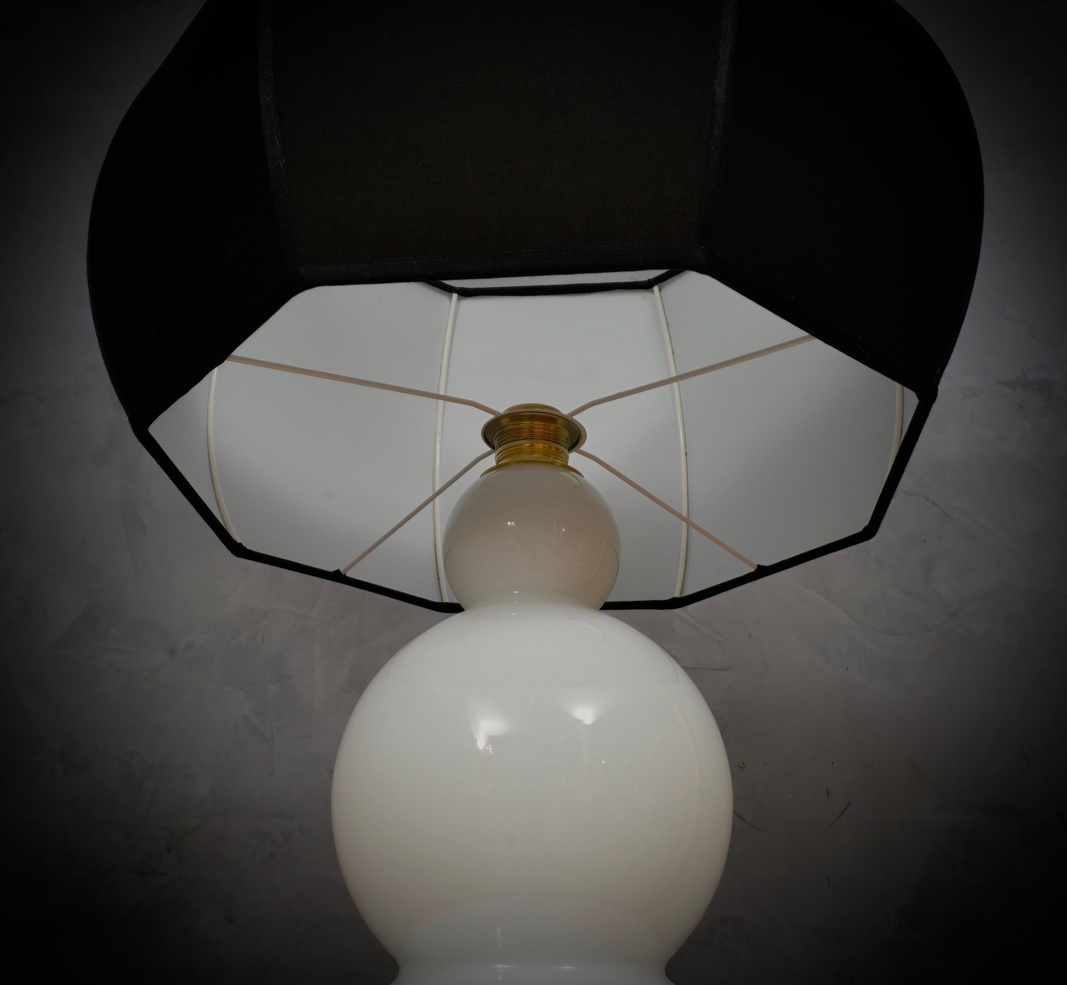 Murano im Stil von Vistosi Tischlampe aus geblasenem Weißglas und Messing, 1980 (Italienisch) im Angebot
