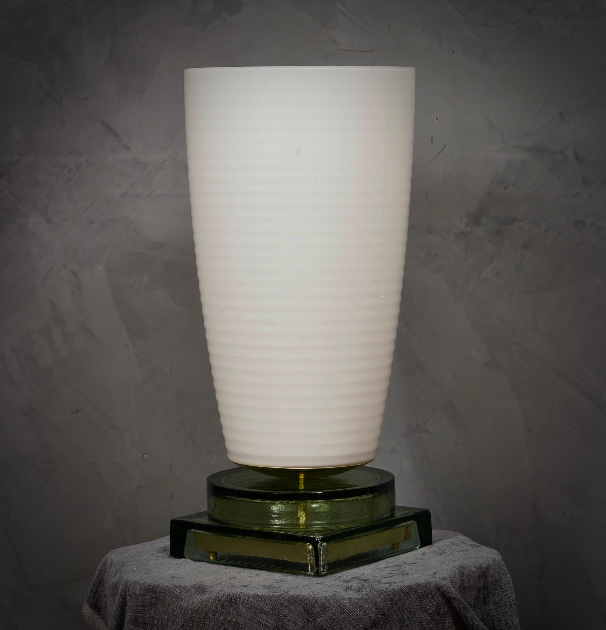 Murano im Stil von Vistosi Tischlampe aus geblasenem Weißglas und Messing, 1980 im Zustand „Gut“ im Angebot in Rome, IT