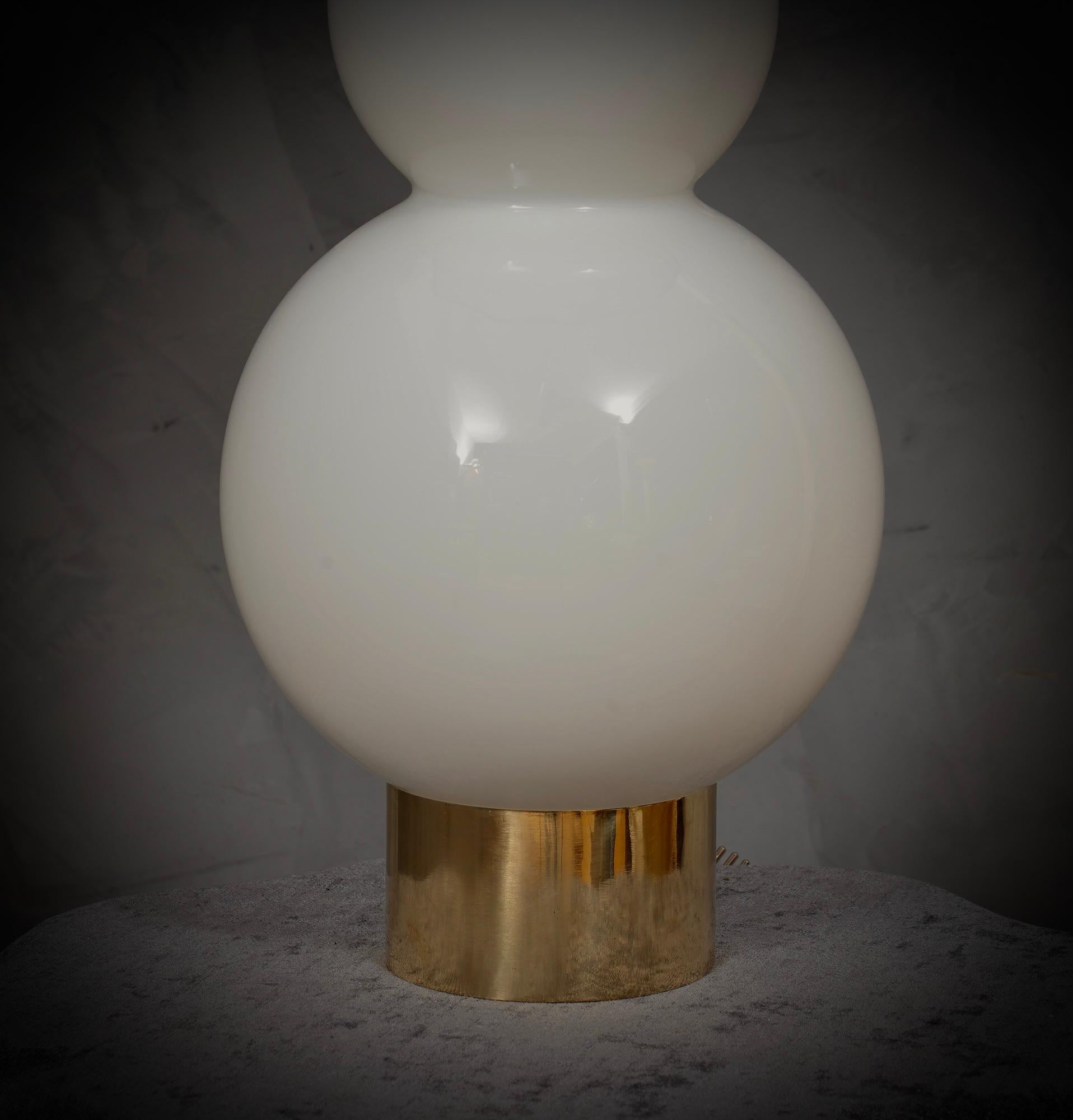 Murano im Stil von Vistosi Tischlampe aus geblasenem Weißglas und Messing, 1980 im Zustand „Gut“ im Angebot in Rome, IT