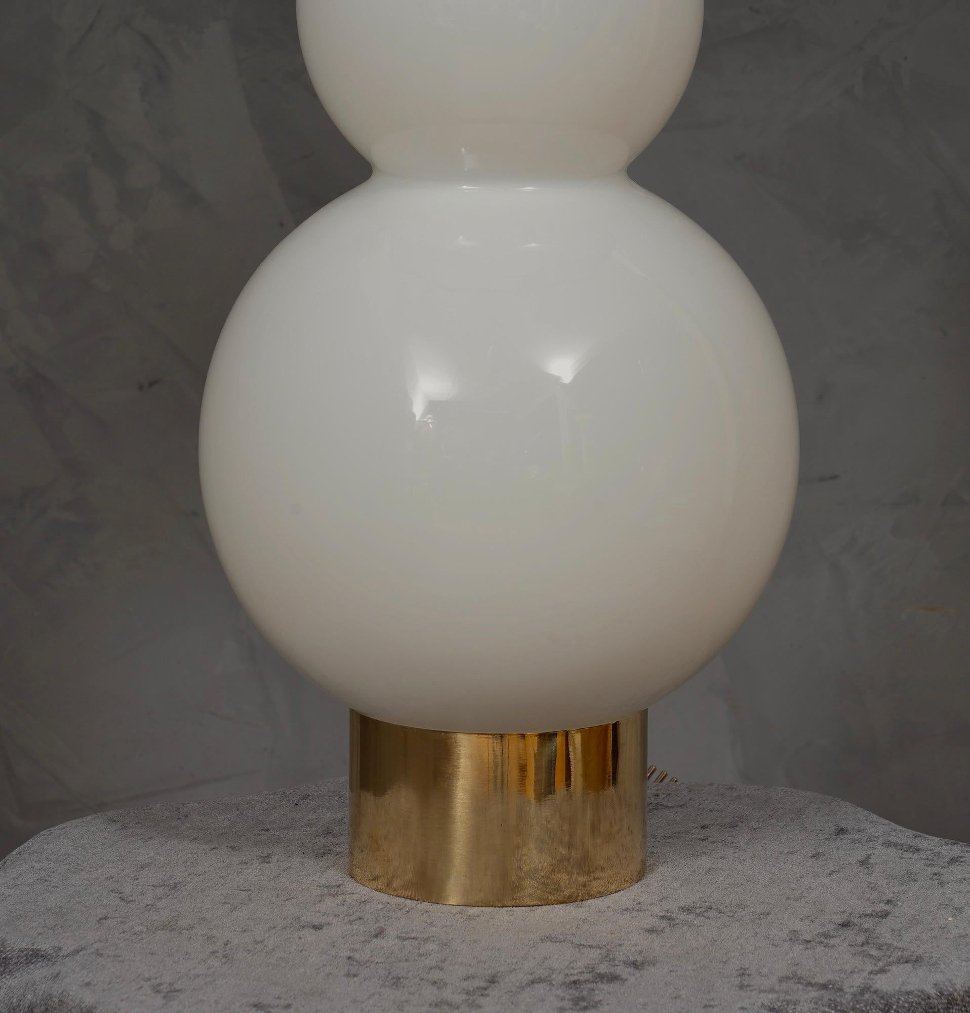 Murano in Style of Vistosi Blown White Glass and Brass Table Lamp, 1980 In Good Condition For Sale In Rome, IT