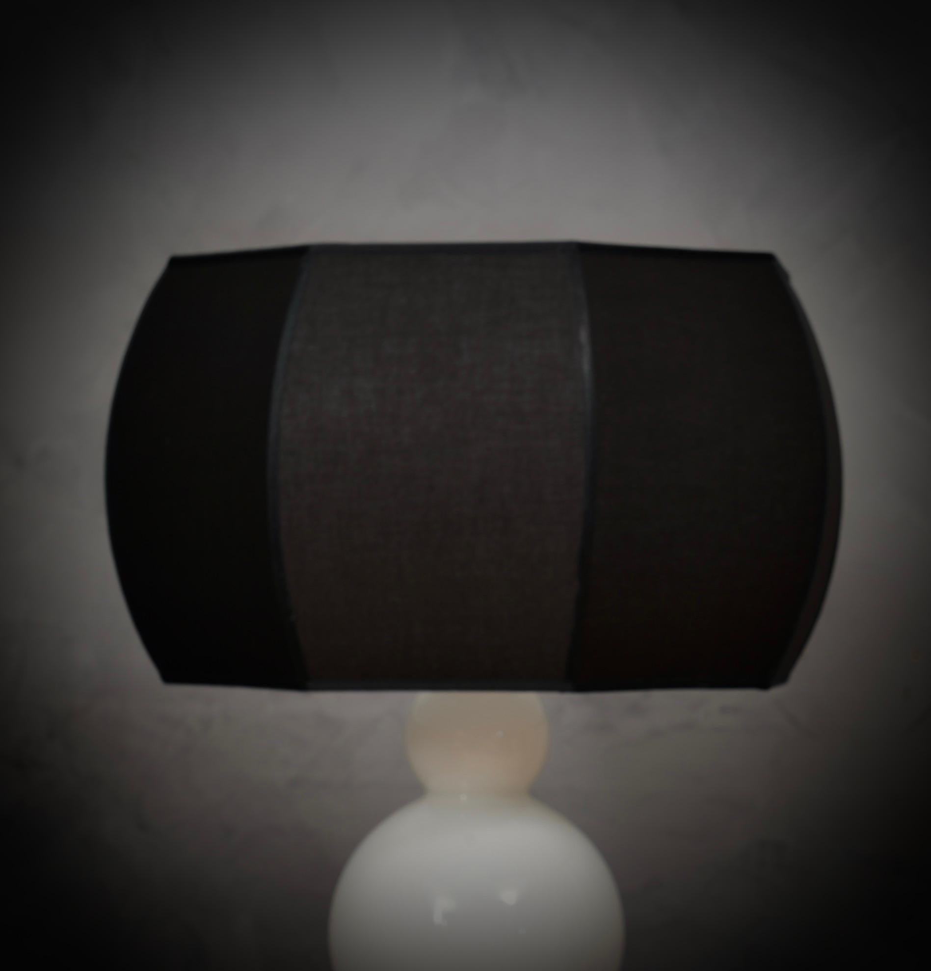 Murano im Stil von Vistosi Tischlampe aus geblasenem Weißglas und Messing, 1980 (Muranoglas) im Angebot