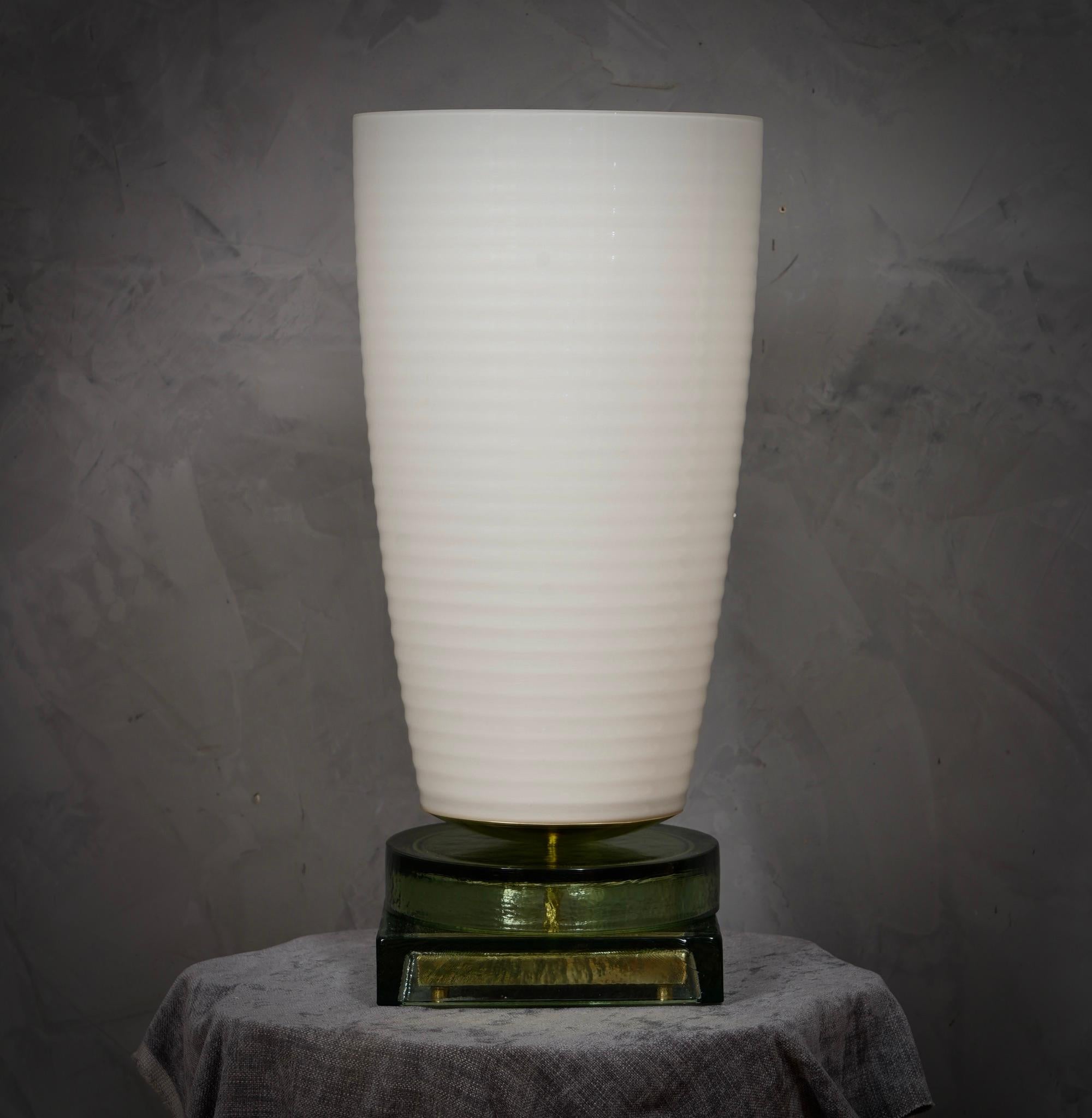 Murano im Stil von Vistosi Tischlampe aus geblasenem Weißglas und Messing, 1980 im Angebot 1