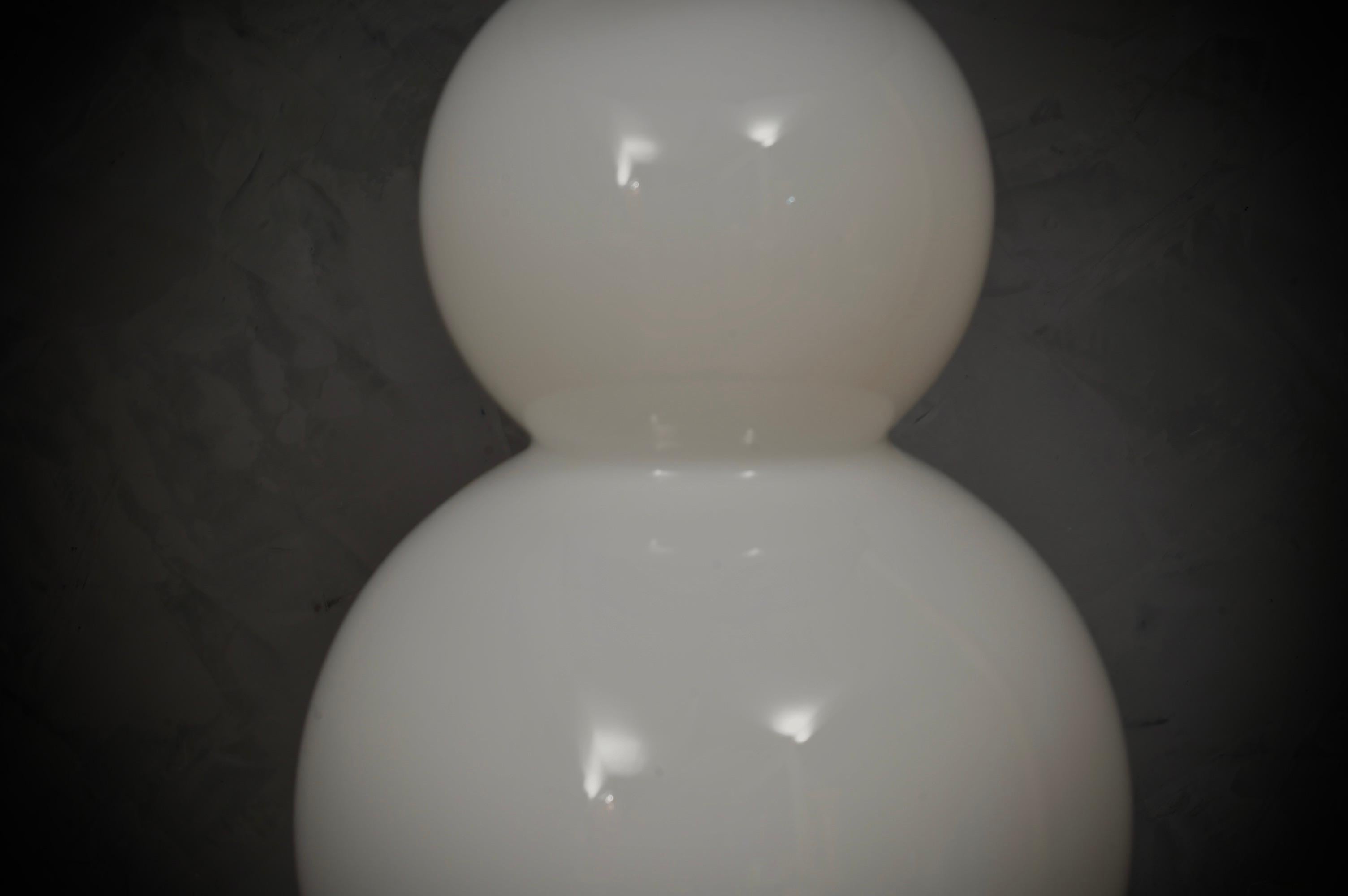 Murano im Stil von Vistosi Tischlampe aus geblasenem Weißglas und Messing, 1980 im Angebot 1