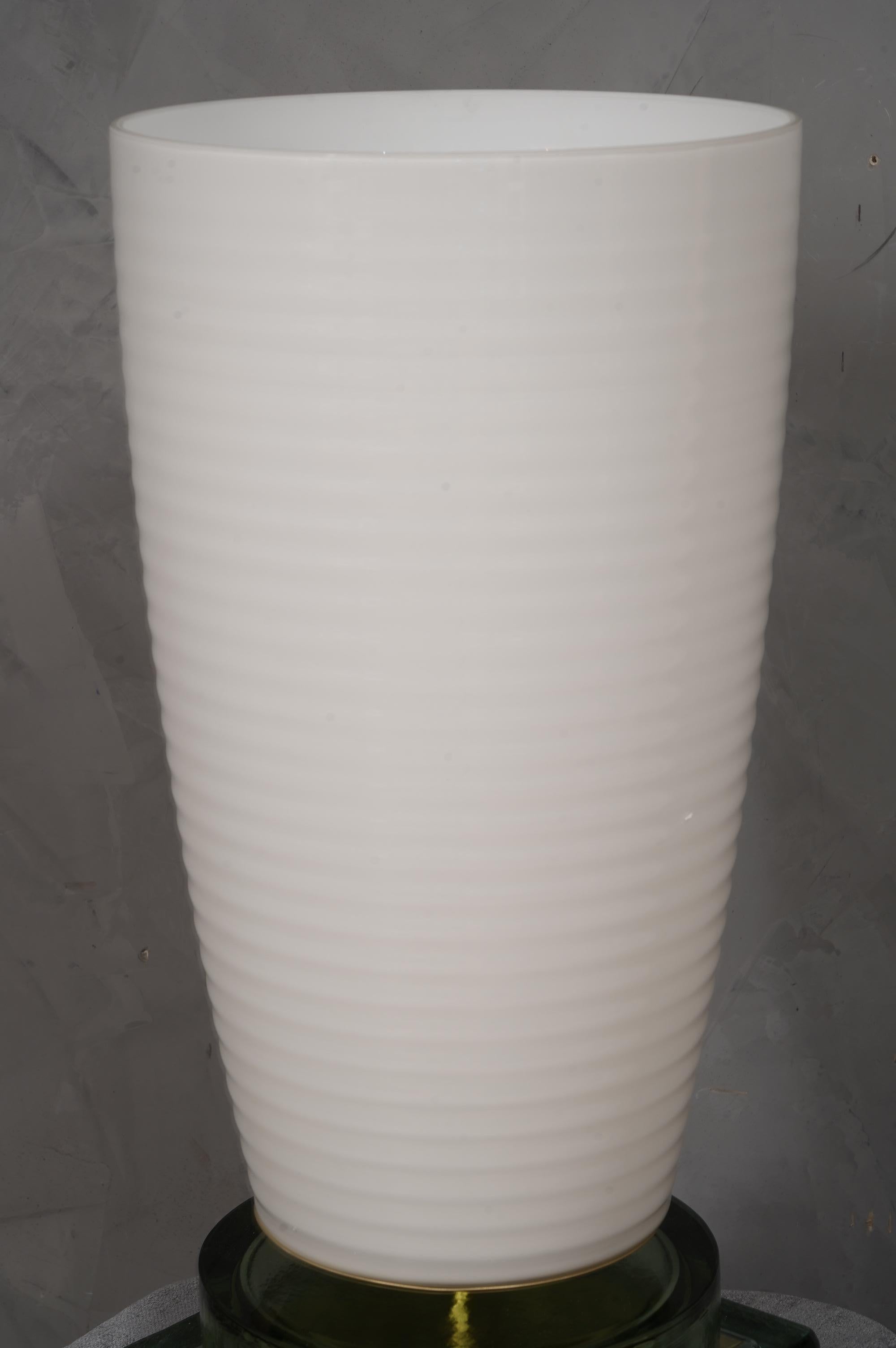 Tischlampe aus mundgeblasenem weißem Muranoglas im Stil von Vistosi und Messing, 1980 im Angebot 3