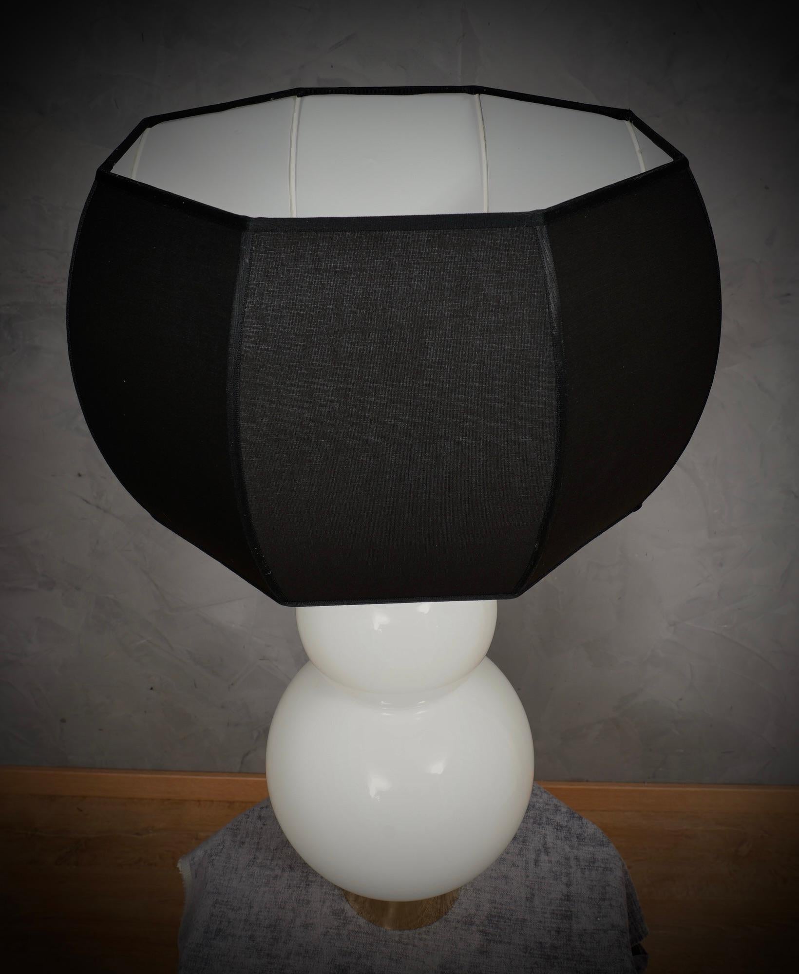 Murano im Stil von Vistosi Tischlampe aus geblasenem Weißglas und Messing, 1980 im Angebot 2