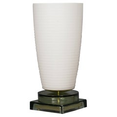 Lampada da tavolo in vetro bianco soffiato e ottone di Murano nello stile di Vistosi, 1980