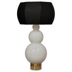Lampada da tavolo in vetro bianco soffiato e ottone di Murano nello stile di Vistosi, 1980