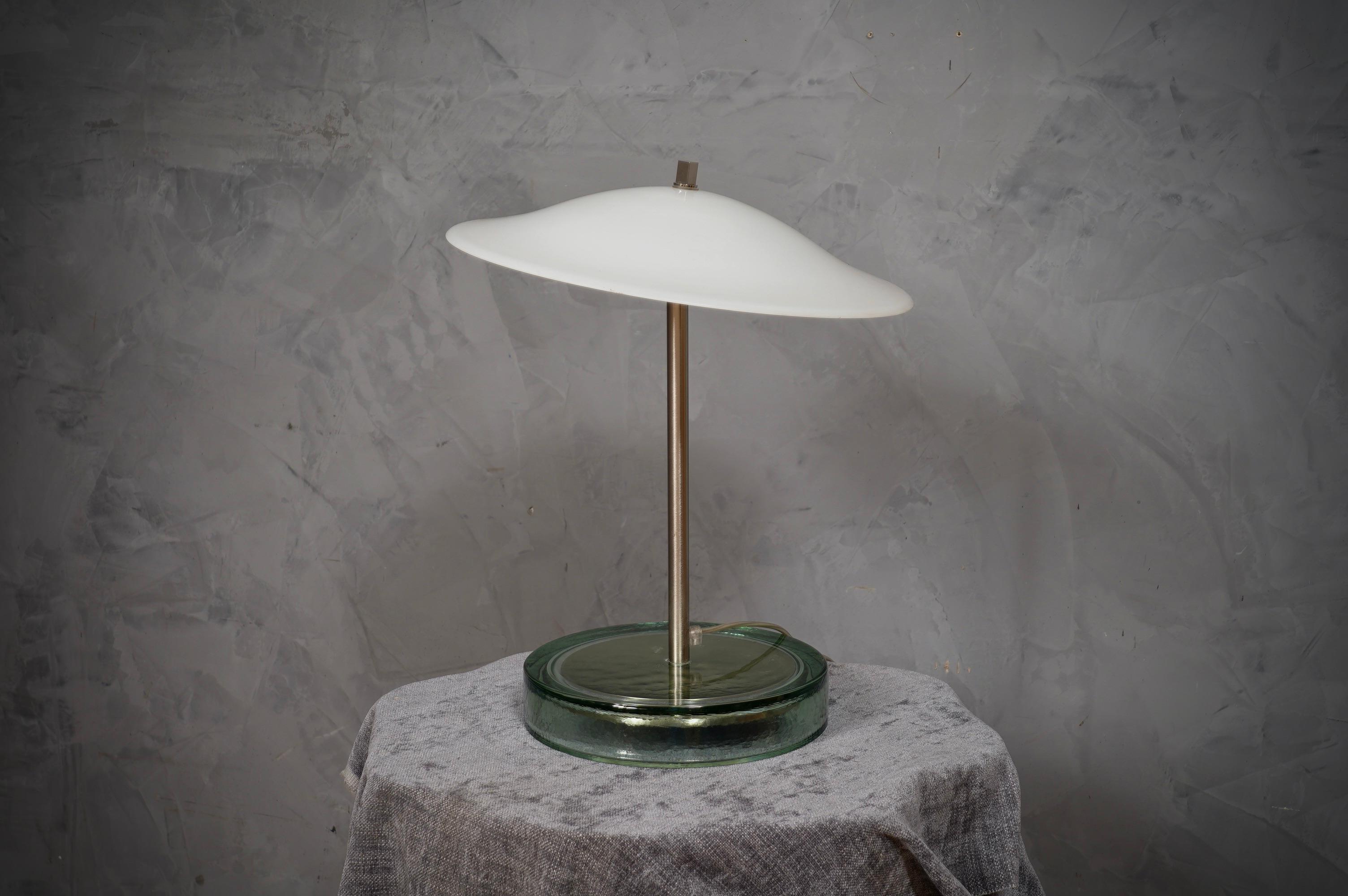 Lámpara de sobremesa de cristal blanco soplado y acero de Murano al estilo de Vistosi, 1980 Moderno de mediados de siglo en venta