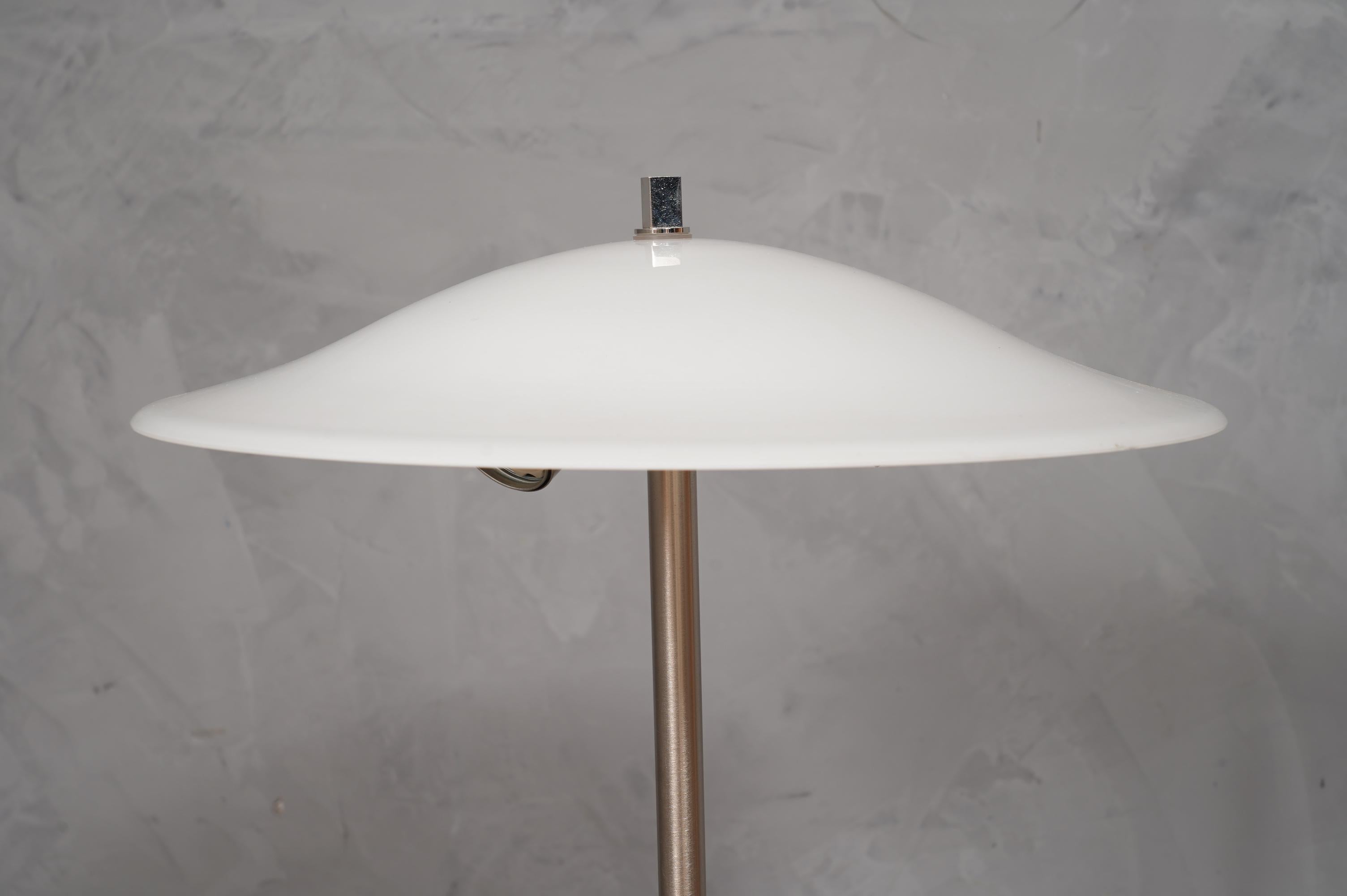 italien Lampe de bureau en verre blanc soufflé de Murano dans le style de Vistosi et acier, 1980 en vente
