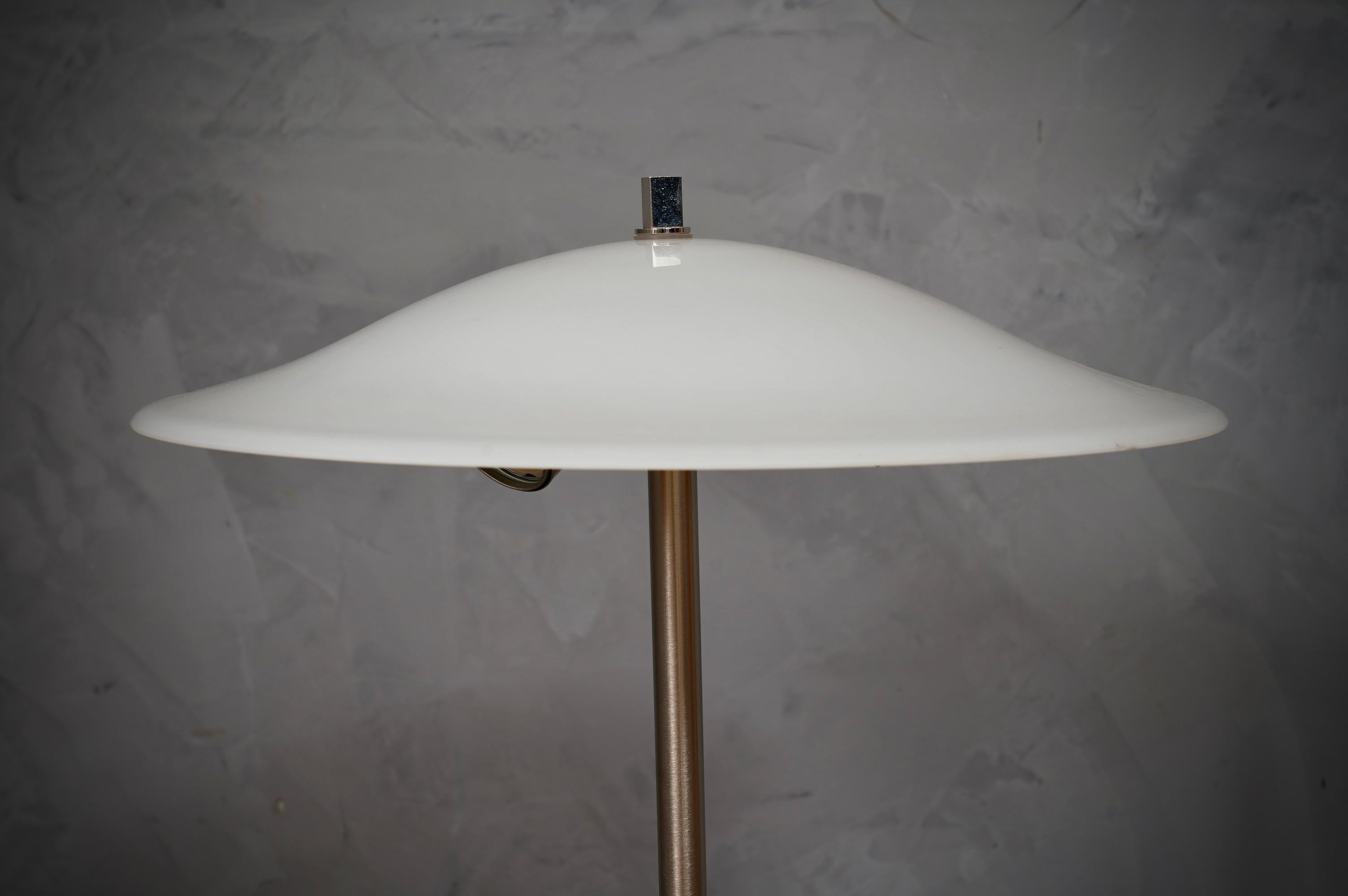 Lámpara de sobremesa de cristal blanco soplado y acero de Murano al estilo de Vistosi, 1980 Italiano en venta