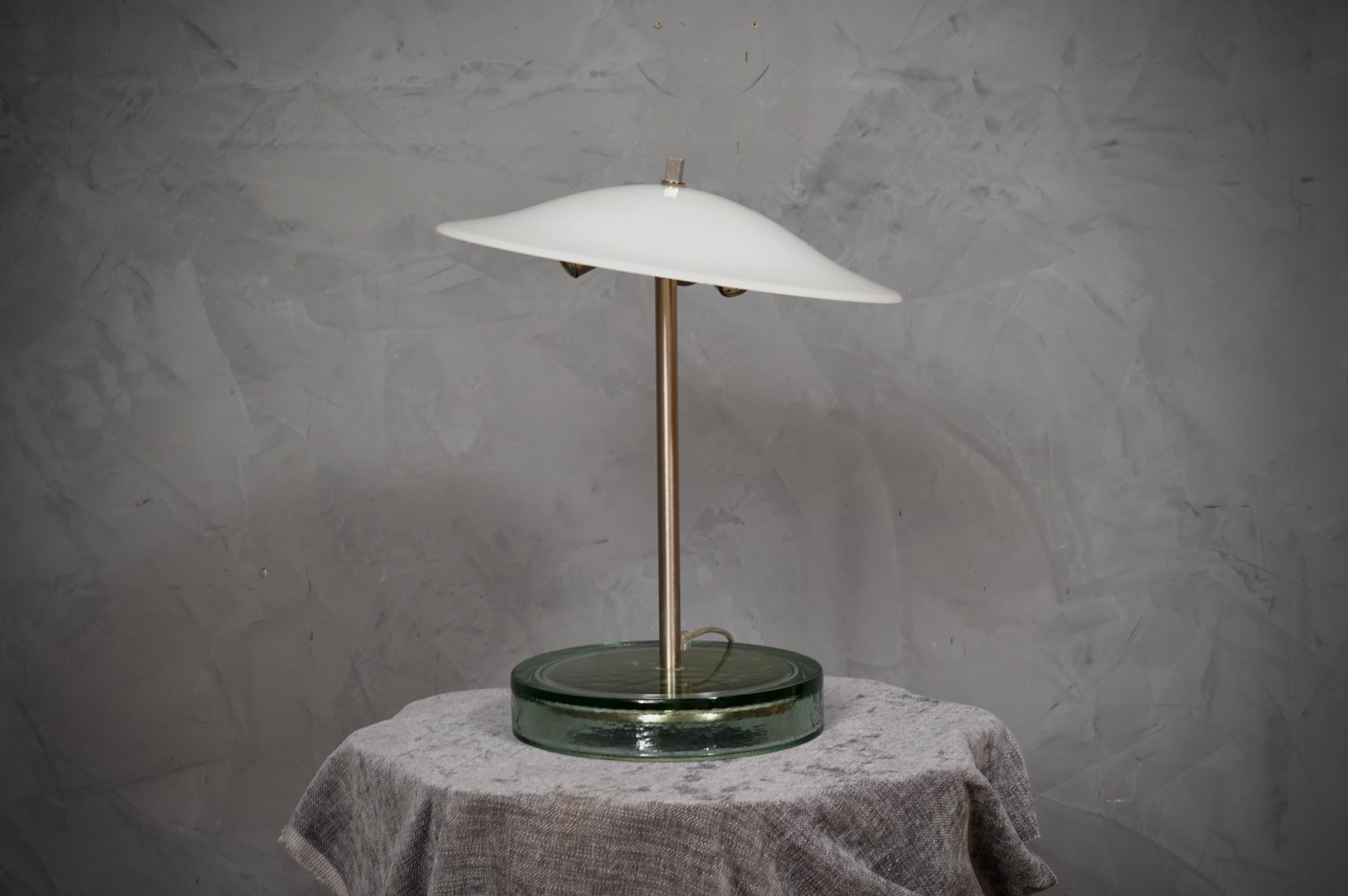 Lámpara de sobremesa de cristal blanco soplado y acero de Murano al estilo de Vistosi, 1980 Cristal de Murano en venta