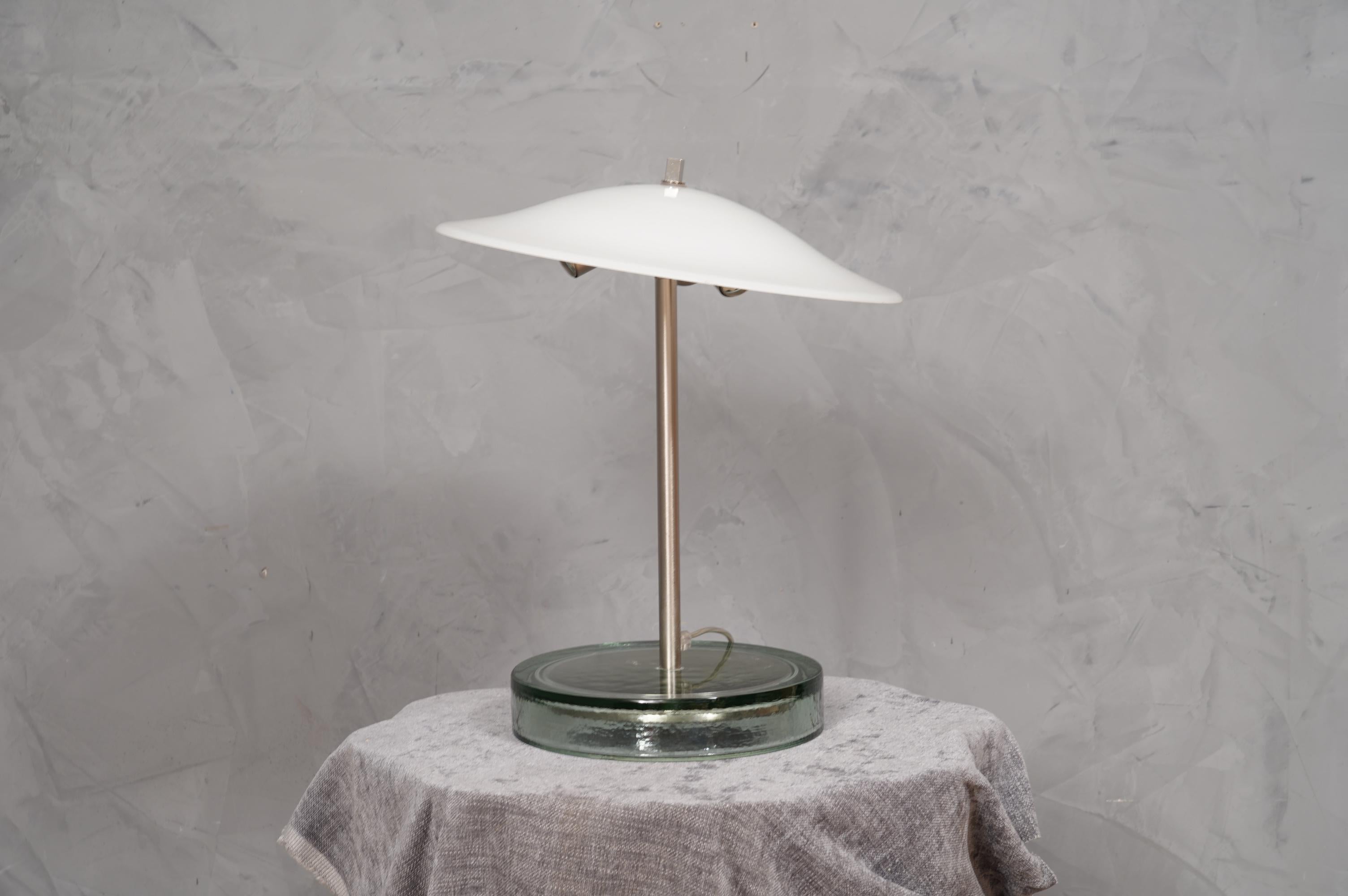Lampe de bureau en verre blanc soufflé de Murano dans le style de Vistosi et acier, 1980 en vente 1