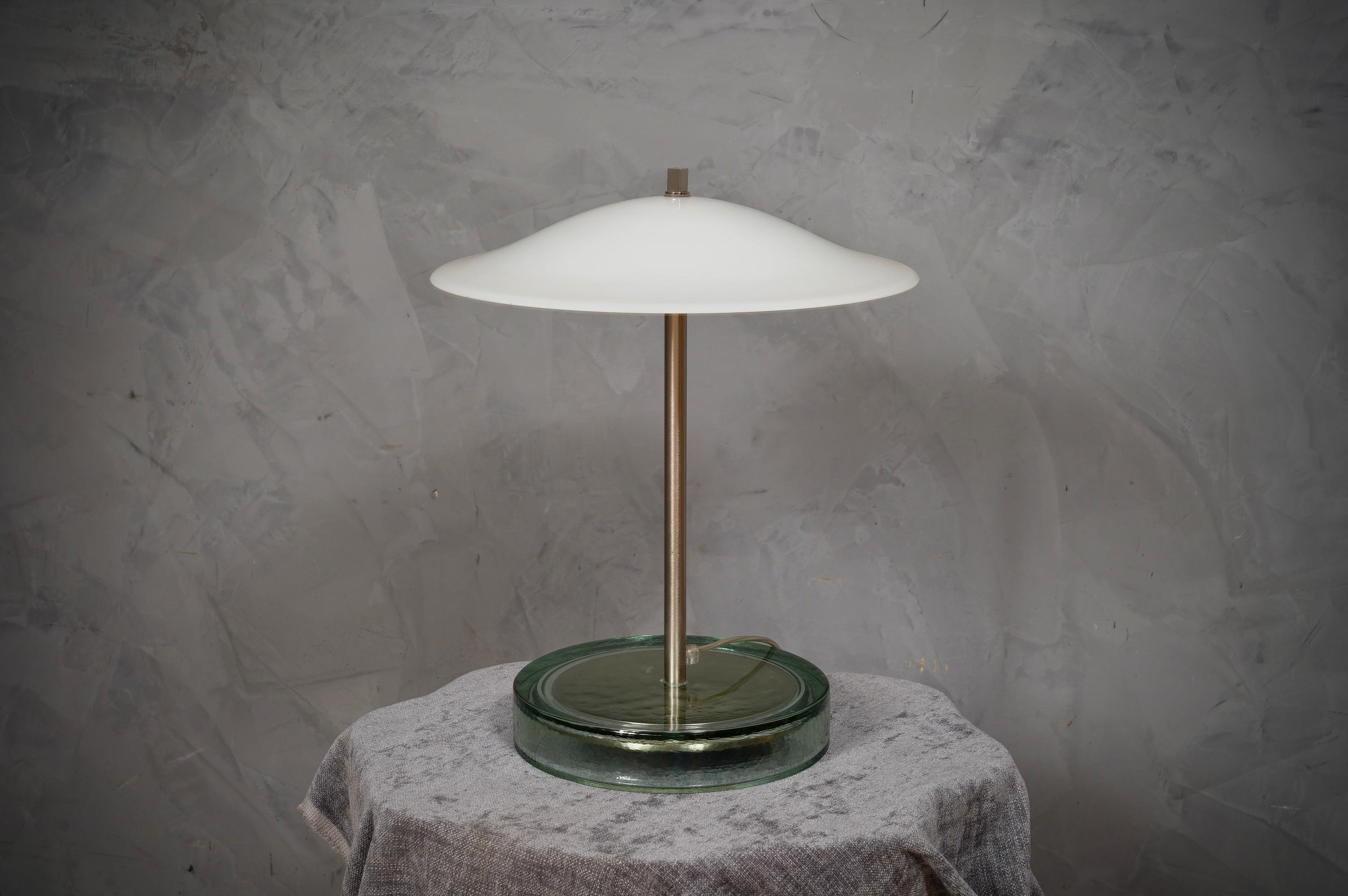 Lámpara de sobremesa de cristal blanco soplado y acero de Murano al estilo de Vistosi, 1980 en venta 1
