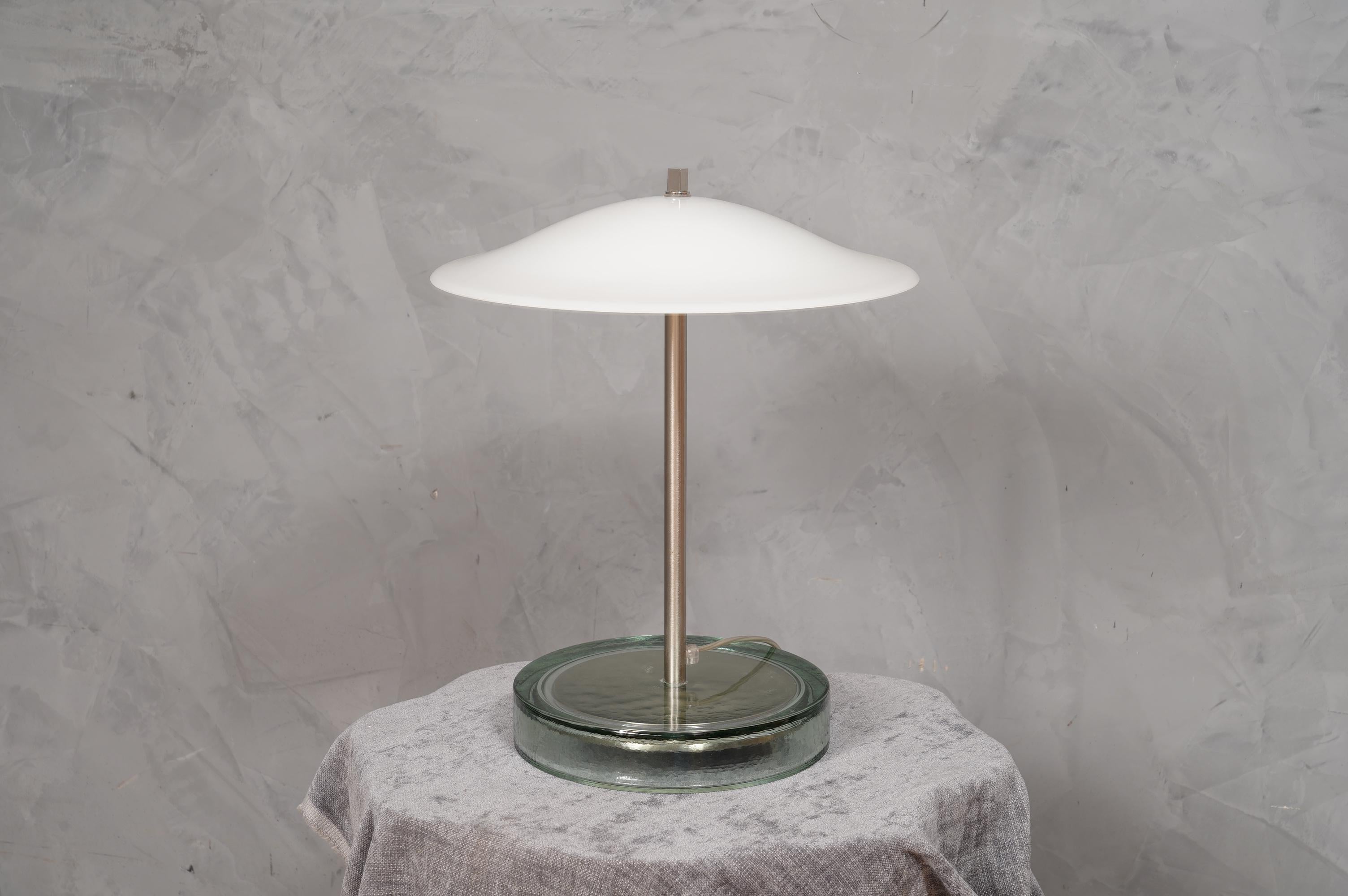Lampe de bureau en verre blanc soufflé de Murano dans le style de Vistosi et acier, 1980 en vente 2