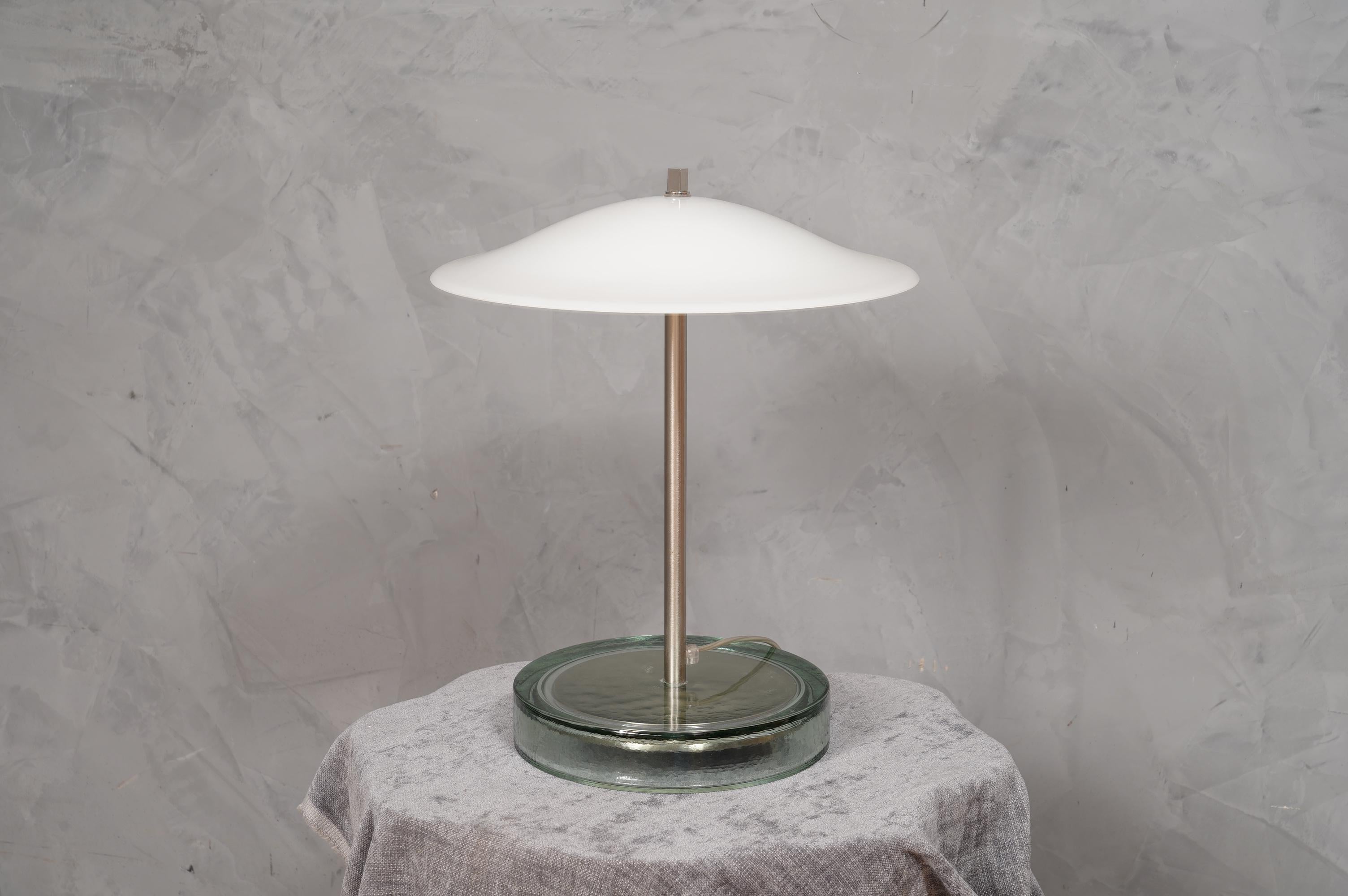 Murano im Stil von Vistosi Tischleuchte aus geblasenem Weißglas und Stahl, 1980 im Angebot 3