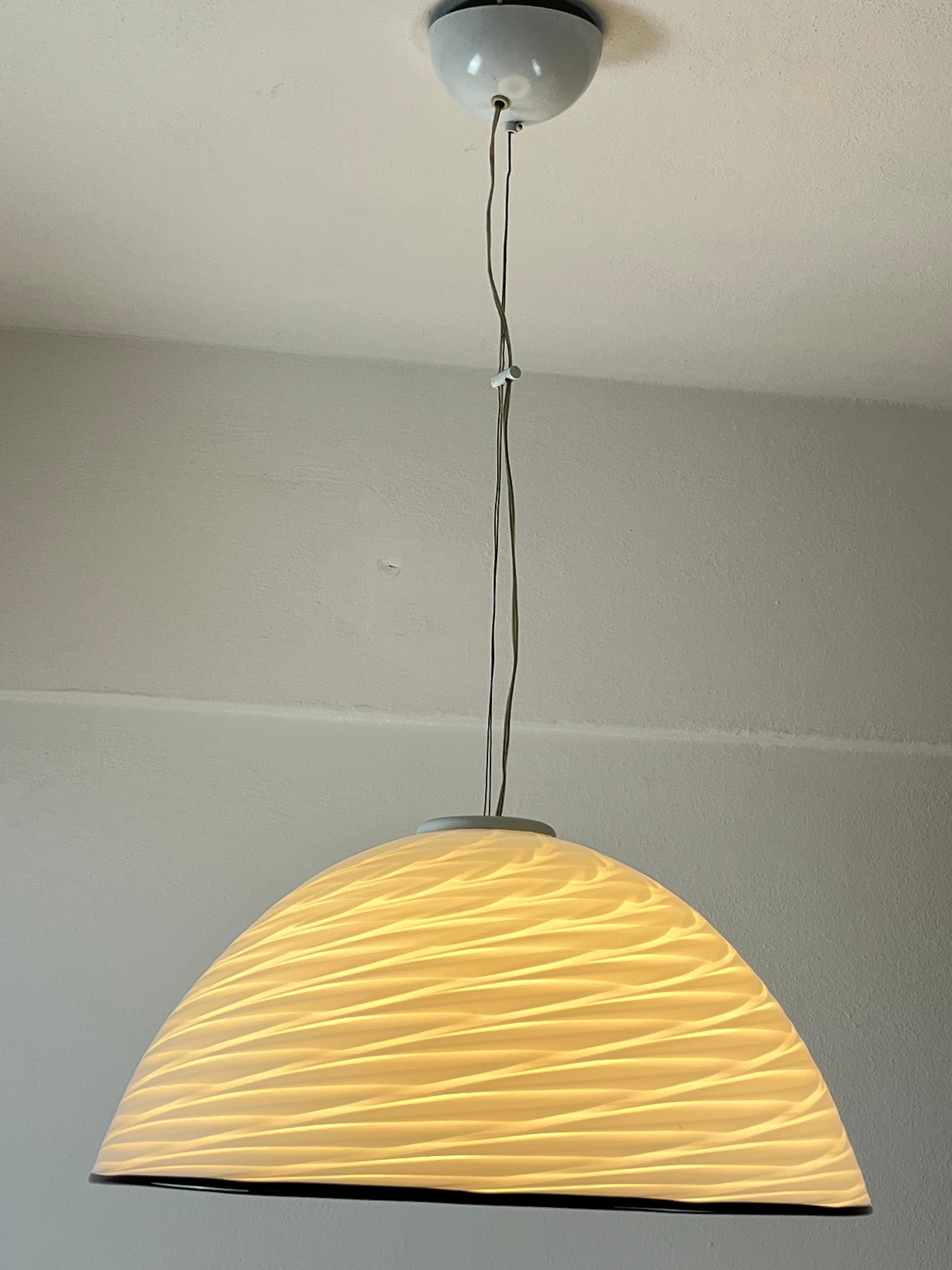 Murano-Kronleuchter aus schillerndem Glas, Italien, 1970er Jahre
Kuppelform, intakt und funktionsfähig. Der Spiegel ist in ausgezeichnetem Zustand. E 14 Lampe.
Höhe der Kappe allein 25 cm, 80 cm mit Draht.