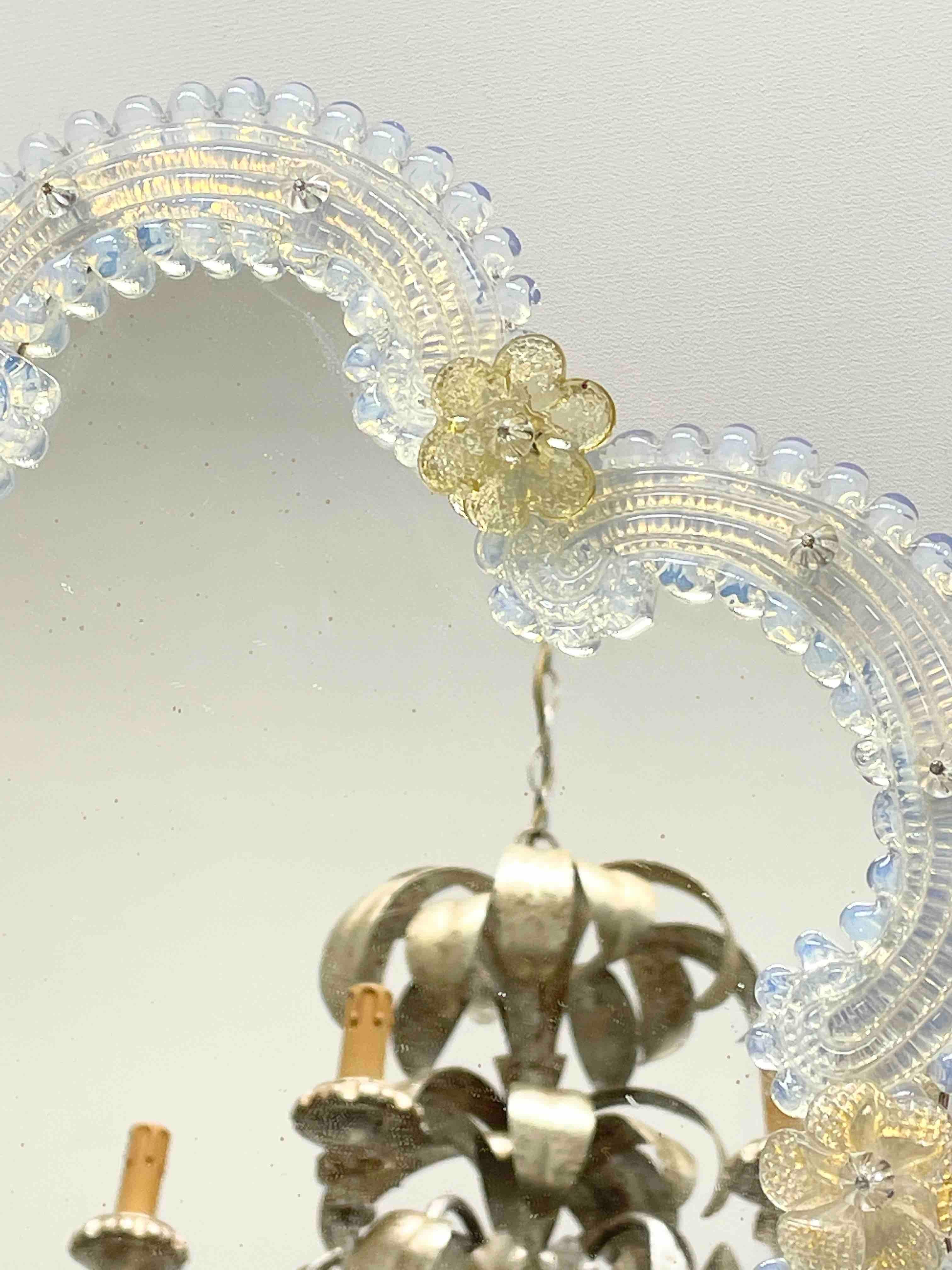 Fait main Miroir en verre irisé de Murano avec fleurs années 1950, Italie Venise vénitienne en vente