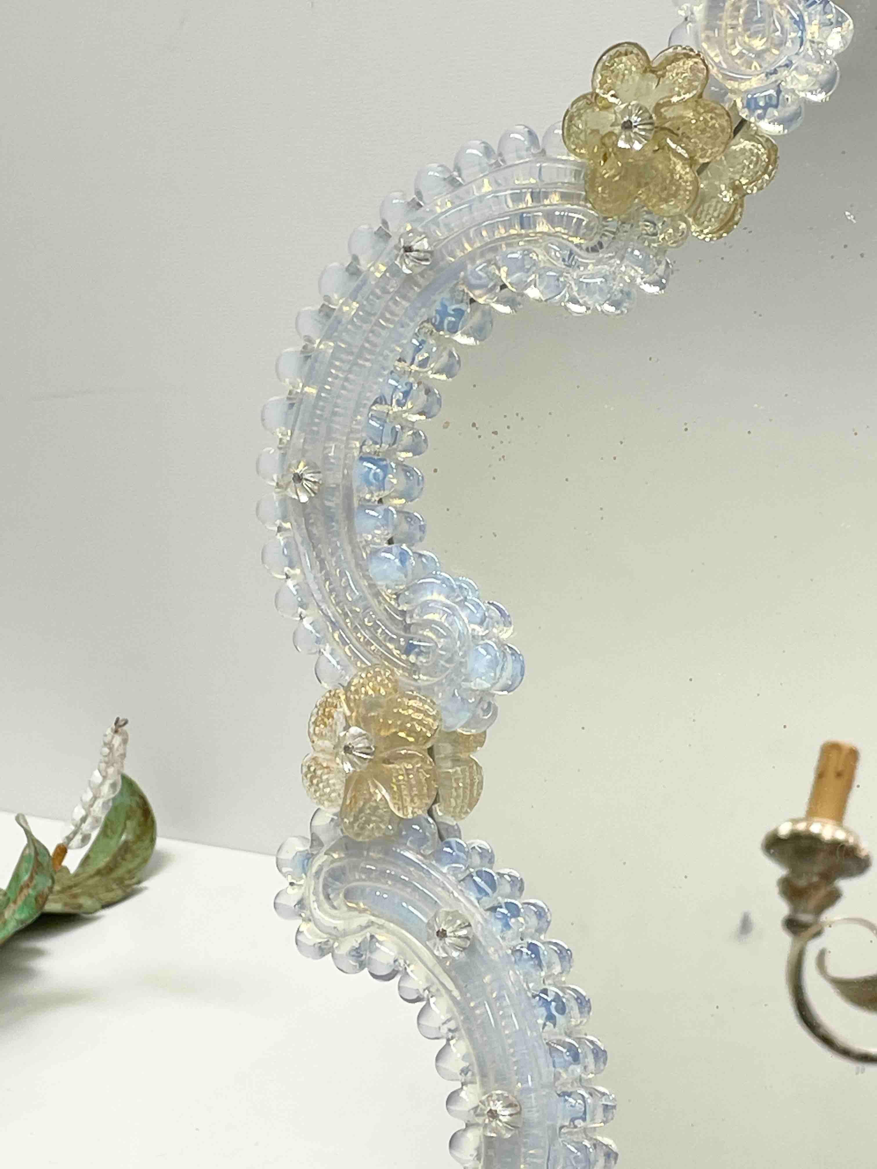 Milieu du XXe siècle Miroir en verre irisé de Murano avec fleurs années 1950, Italie Venise vénitienne en vente