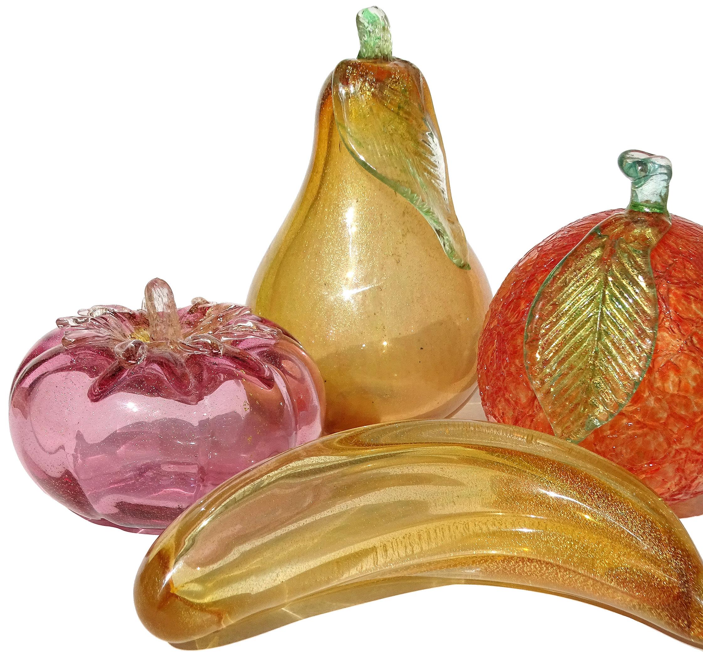 Bellissimo set di figure e sculture di frutta in vetro artistico italiano soffiato a mano vintage di Murano. Il set comprende 2 pere, un grappolo di ciliegie, una banana, un'arancia, un pomodoro e un misterioso frutto giallo oro. Alcuni pezzi sono