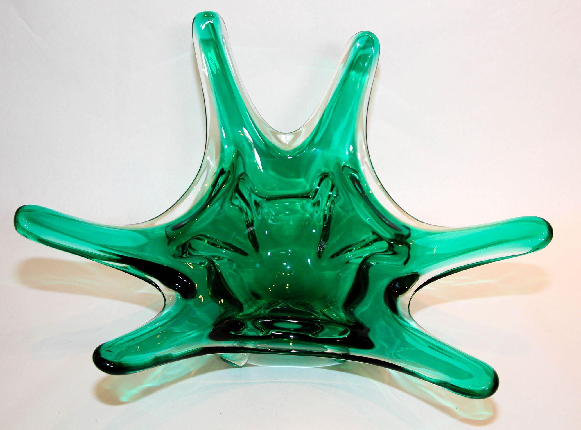 Vintage Mid-Century Modern Emerald Green Large Murano Italian Art Glass Bowl centerpiece circa 1950.
Magnifique bol soufflé à la main en verre d'art de Murano pour centre de table, très joyeux et décoratif.
Monumental et lourd beau bol en verre de