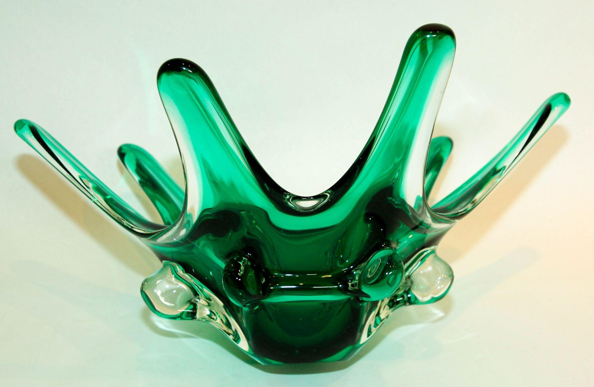 Mid-Century Modern Murano Italian Art Glass Bowl Emerald Green Large Centerpiece circa 1950 en vente
