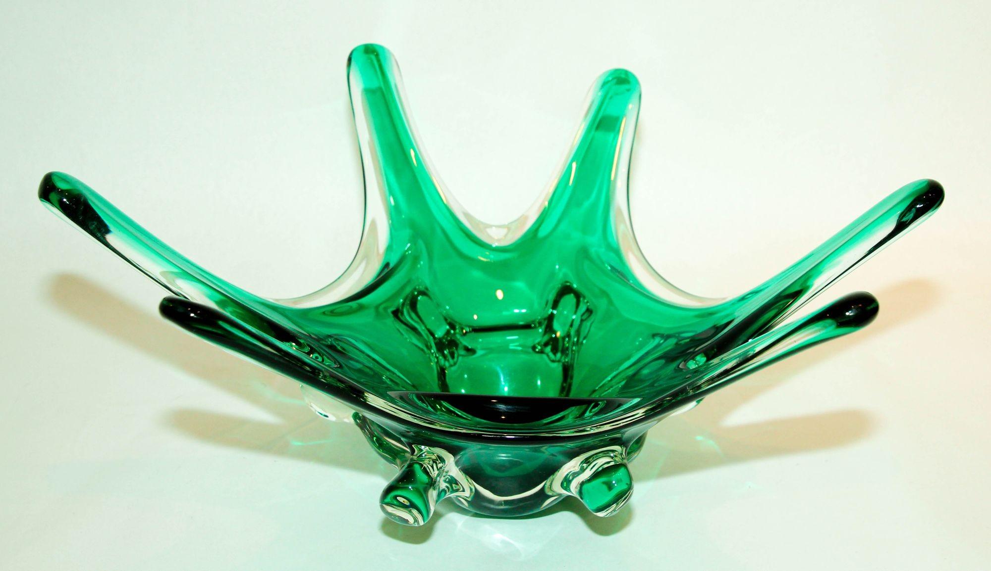 italien Murano Italian Art Glass Bowl Emerald Green Large Centerpiece circa 1950 en vente