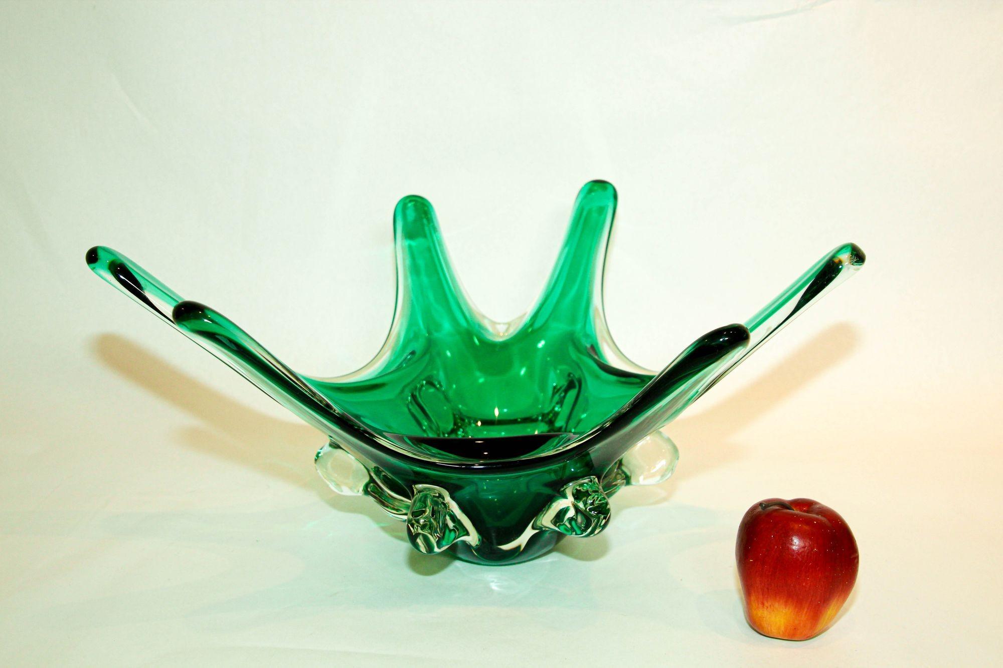 Verre d'art Murano Italian Art Glass Bowl Emerald Green Large Centerpiece circa 1950 en vente