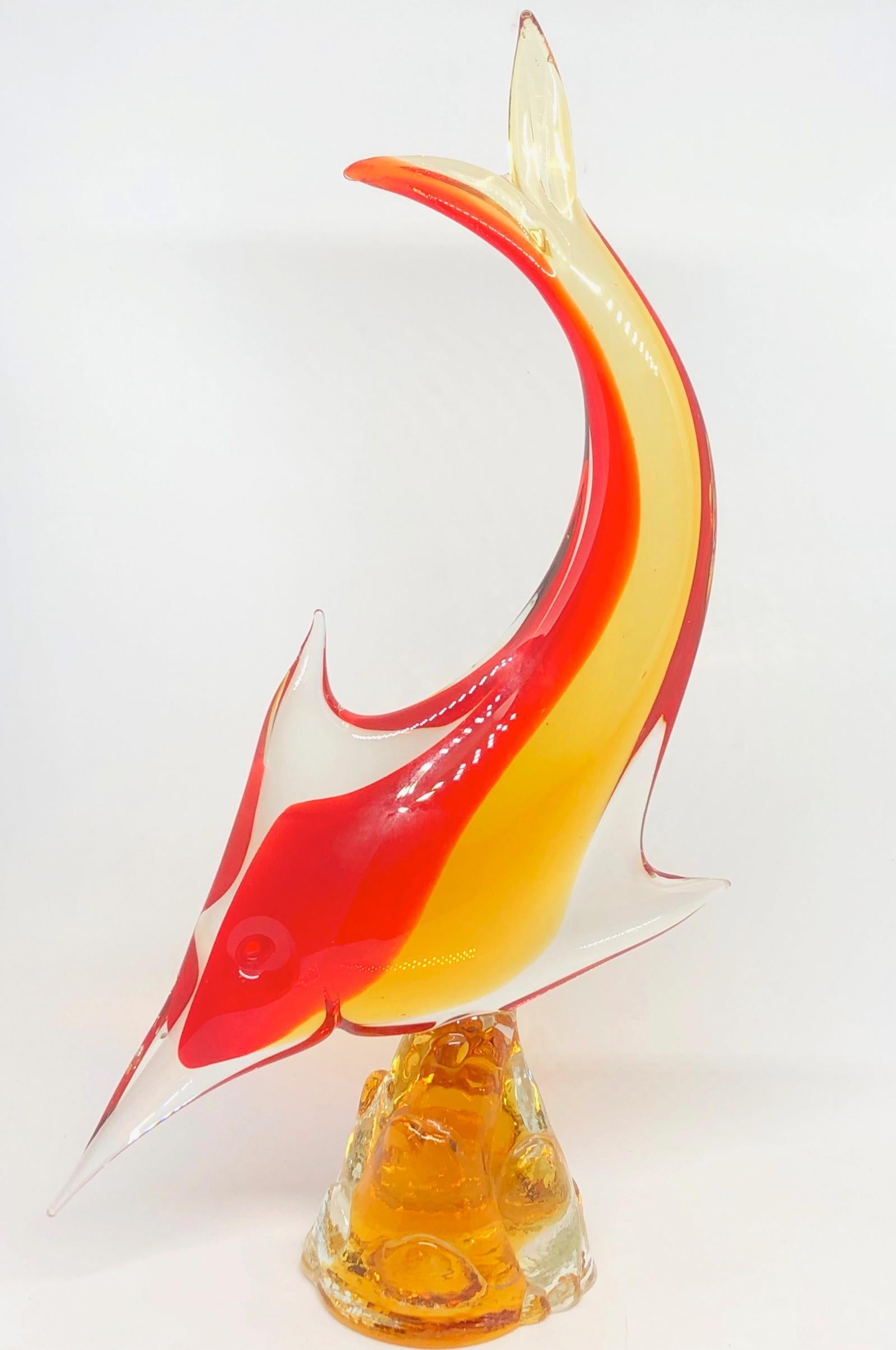 Figurine vénitienne de poisson en verre soufflé à la main, produite sur l'île de Murano, vers les années 1960. Une belle œuvre d'art pour n'importe quelle pièce.