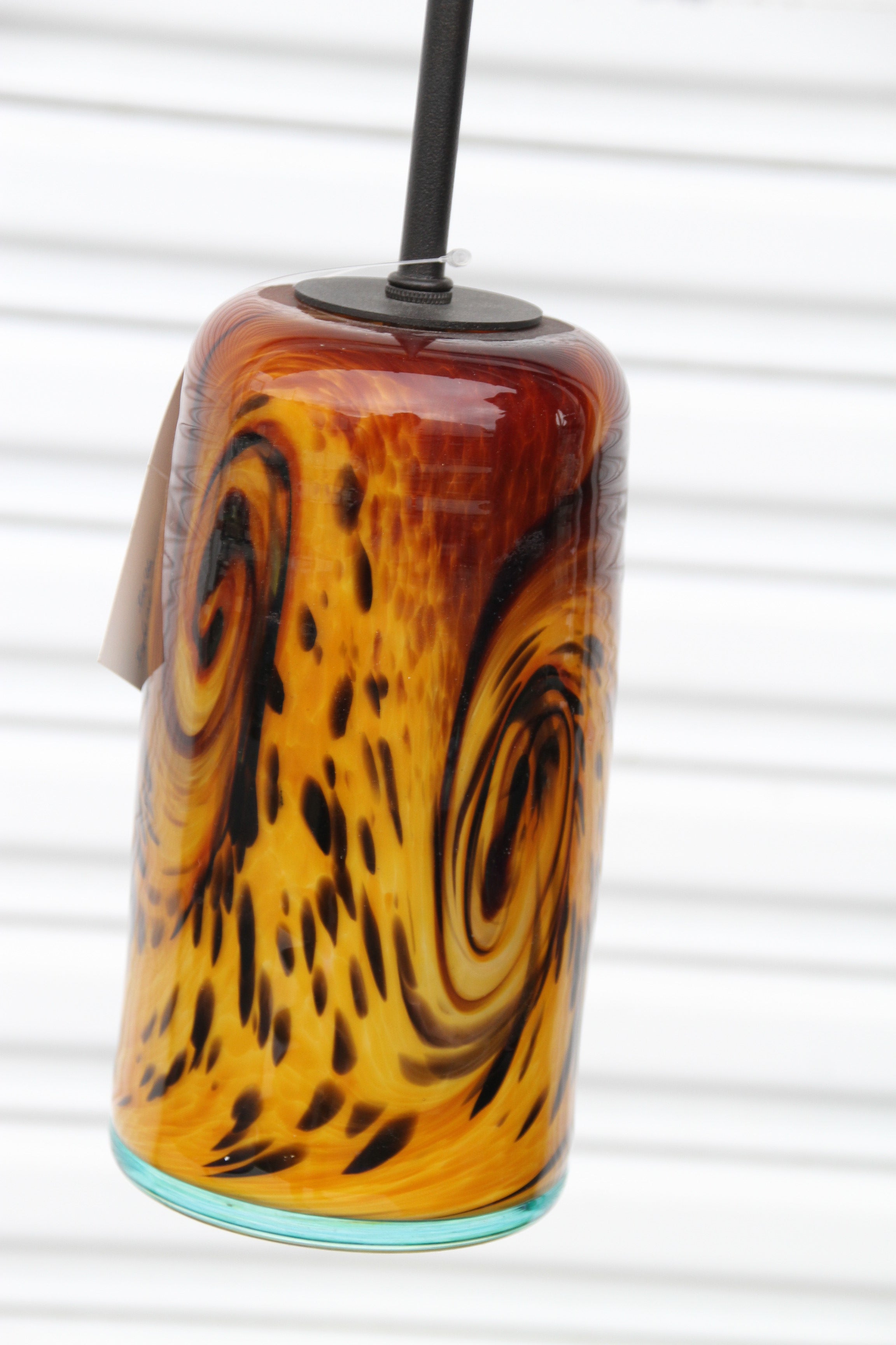 Murano Blown Glass Pendant 

Beautiful pendant in amber and gold tiger stripe pattern.
Wired and working.


5