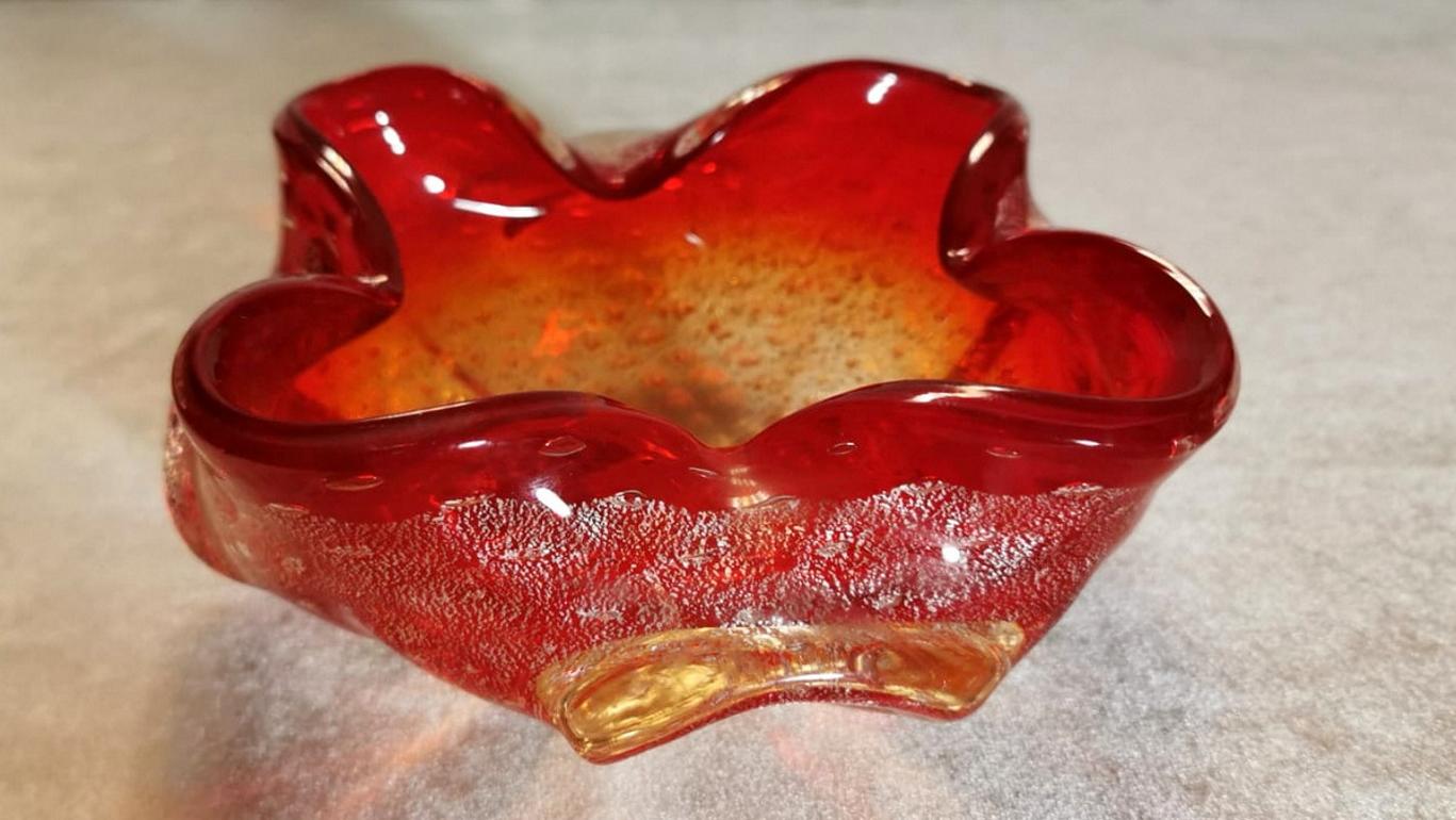 We kindly suggest you read the whole description, because with it we try to give you detailed technical and historical information to guarantee the authenticity of our objects.
A beautiful ashtray or bowl of a shaded red color with gold infusions;