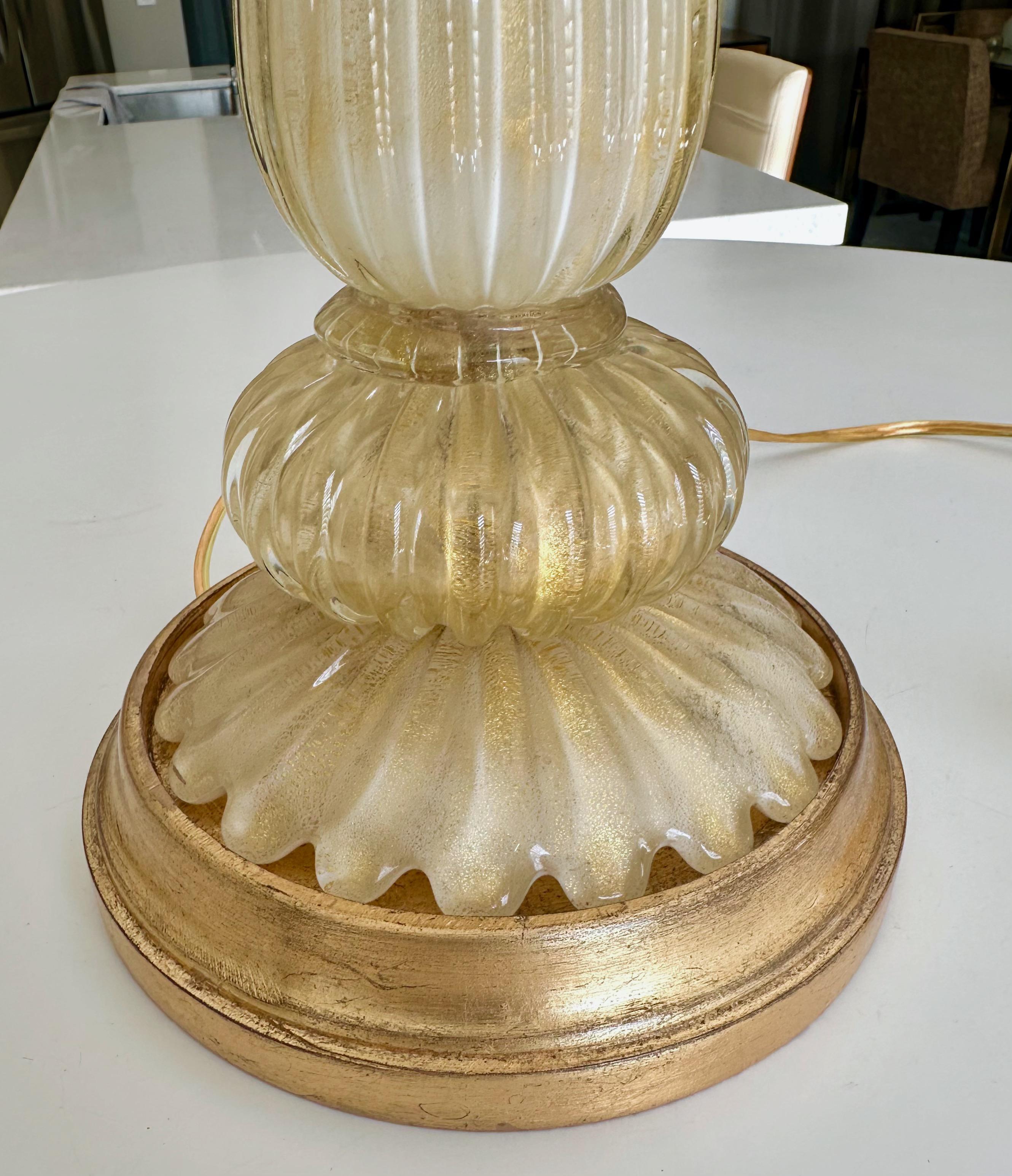 Lampe de bureau italienne en verre de Murano crème et or en vente 5
