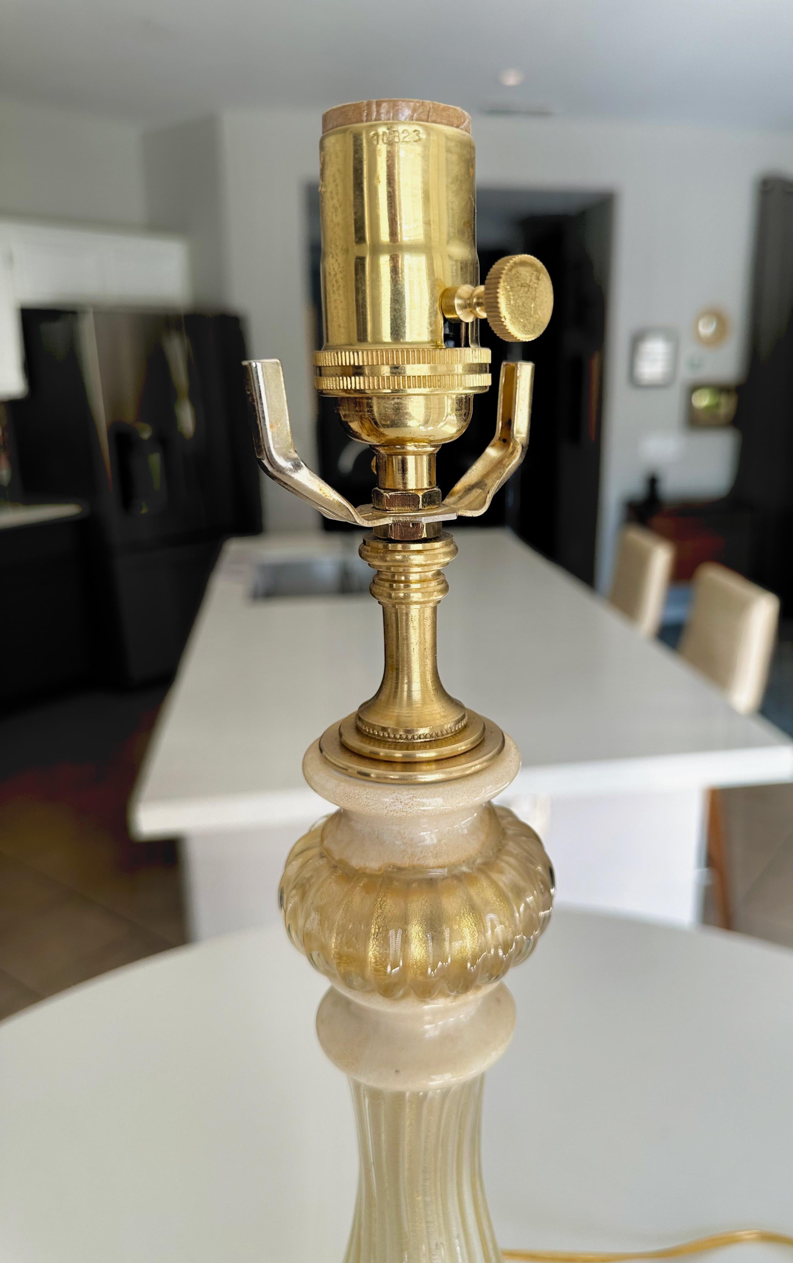 Lampe de bureau italienne en verre de Murano crème et or en vente 6