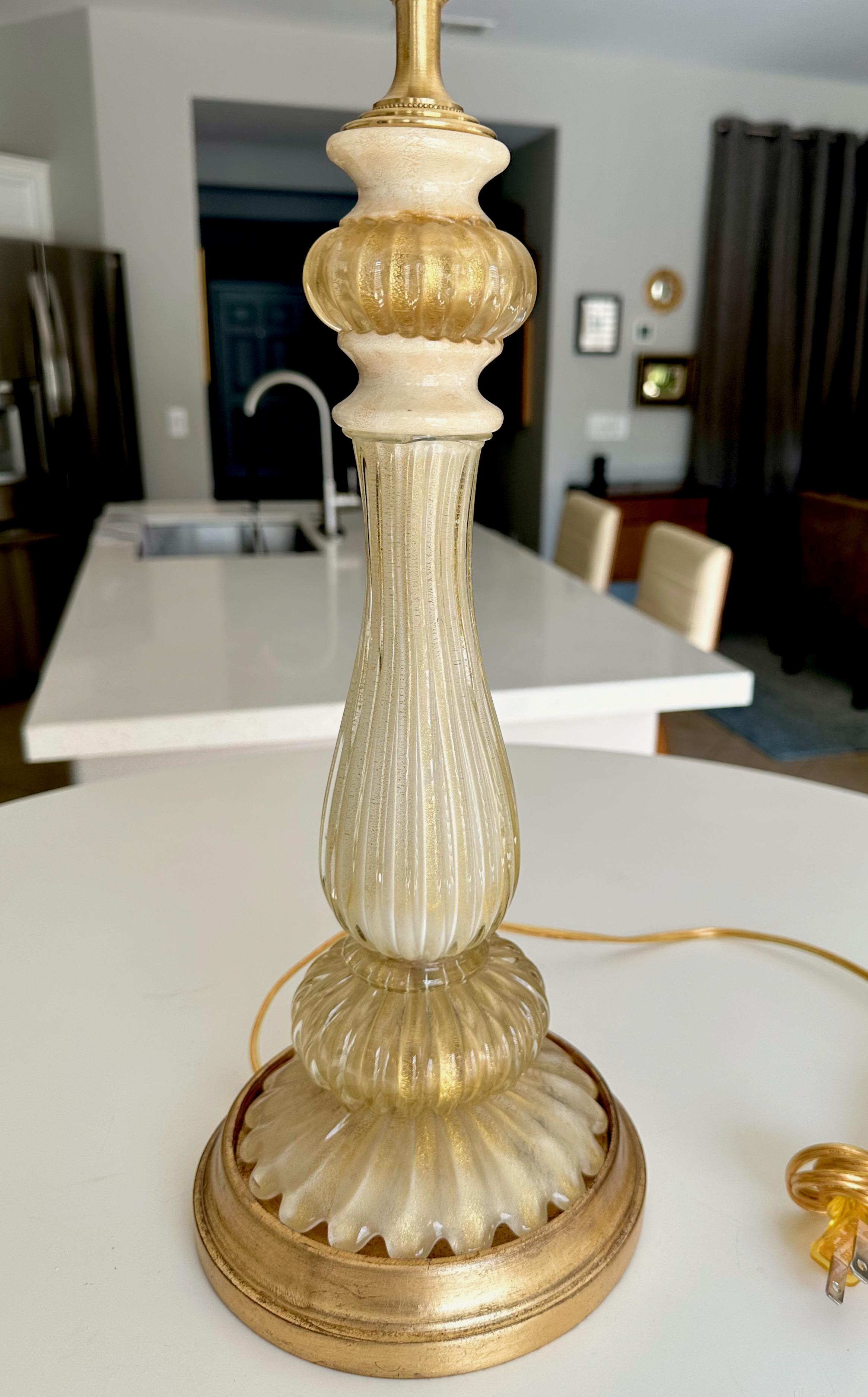 Lampe de bureau italienne en verre de Murano crème et or en vente 7