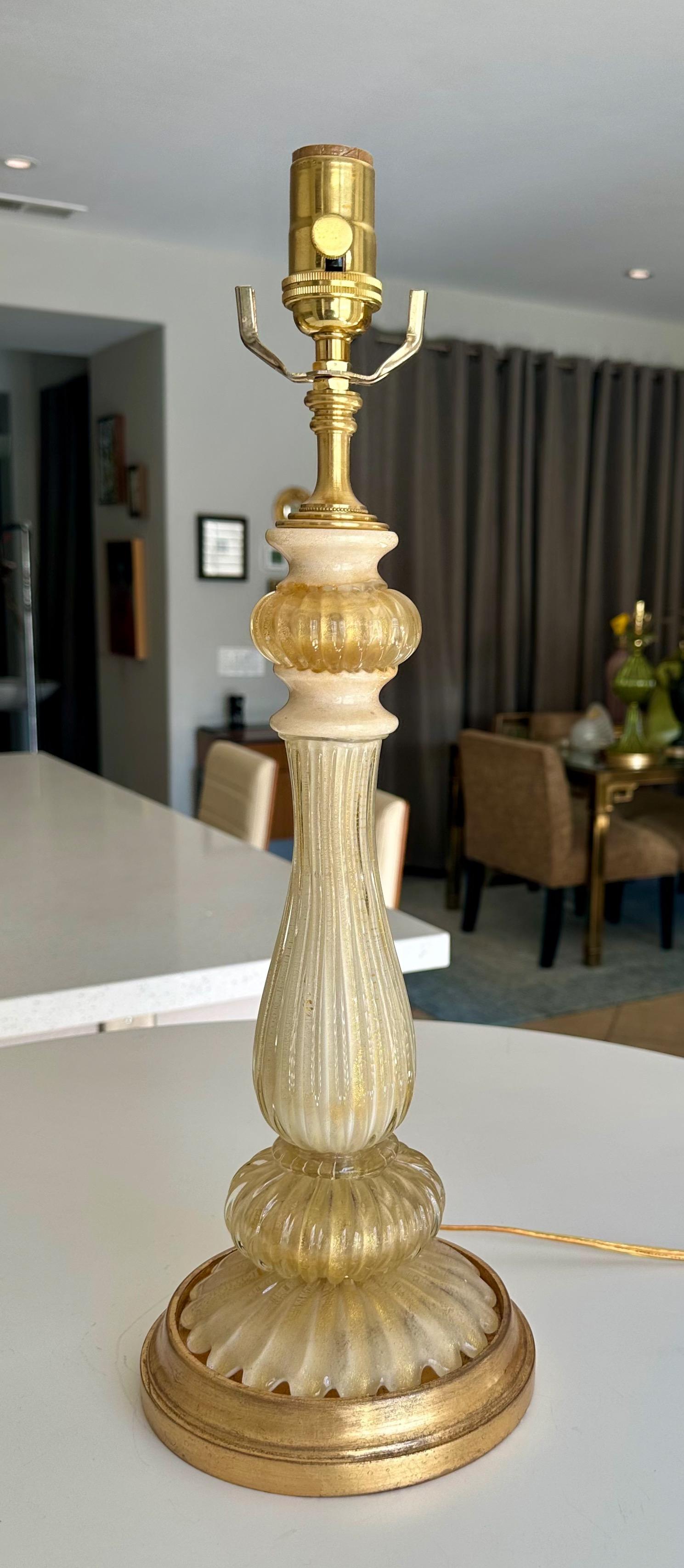 Lampe de bureau italienne en verre de Murano crème et or en vente 8