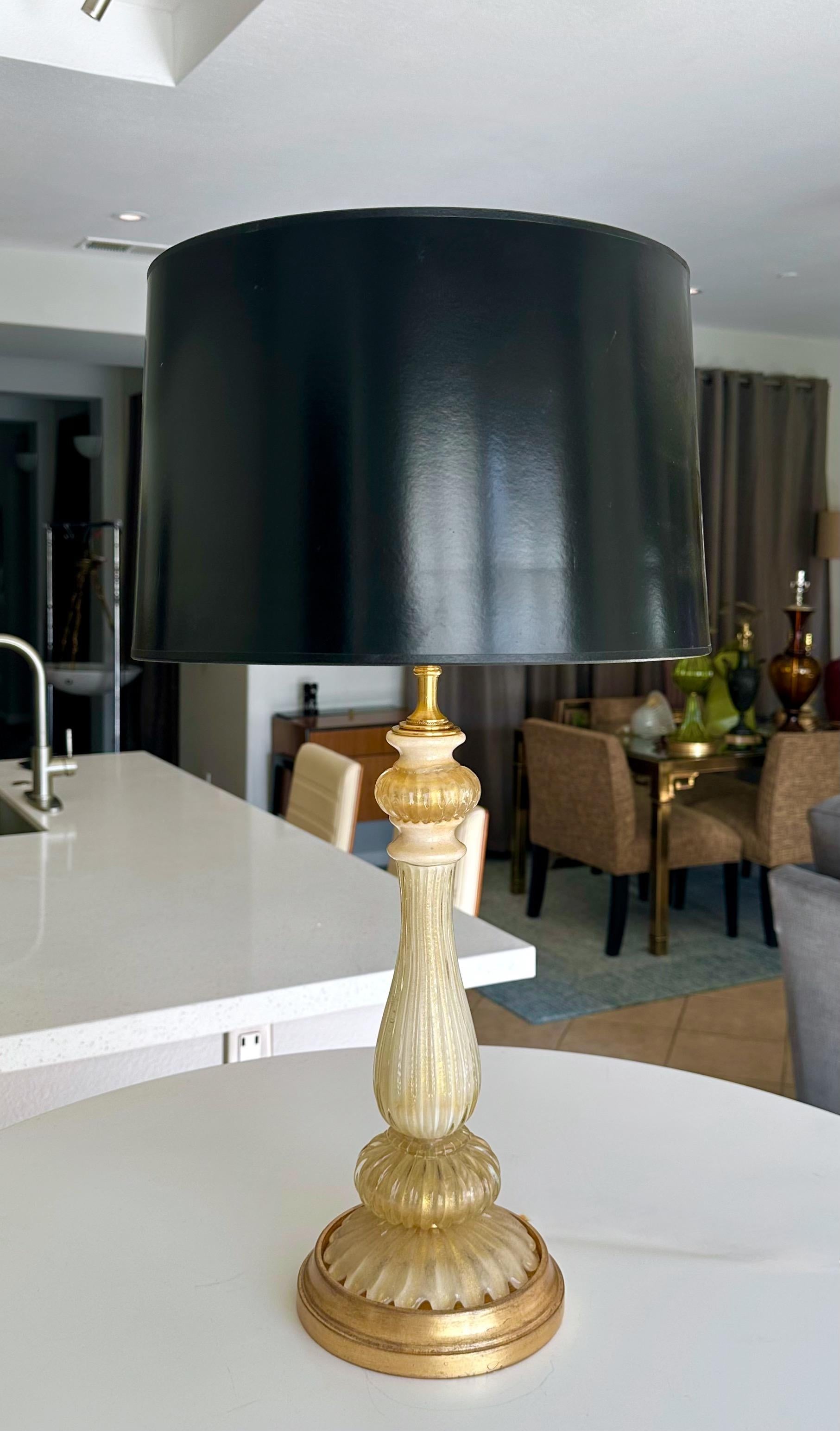 Lampe de bureau italienne en verre de Murano crème et or en vente 9