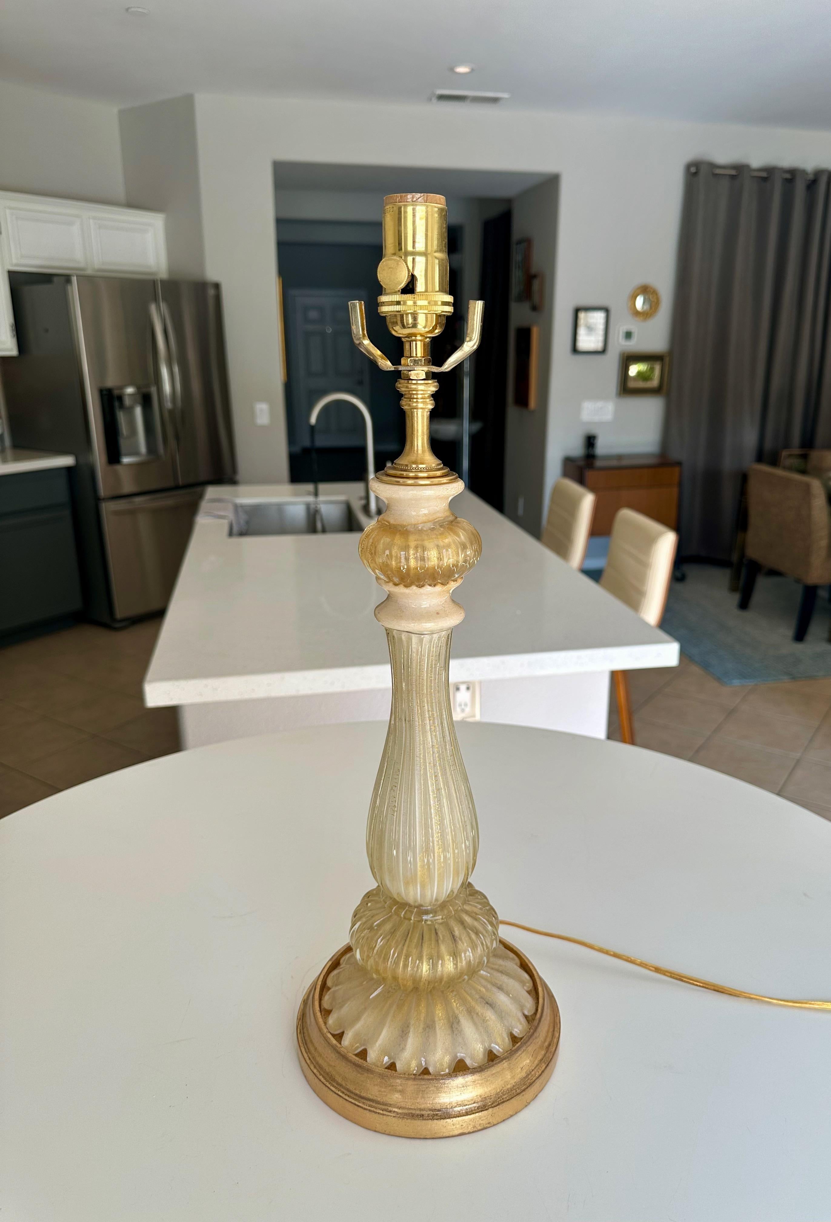 Lampe de bureau italienne en verre de Murano crème et or Bon état - En vente à Palm Springs, CA