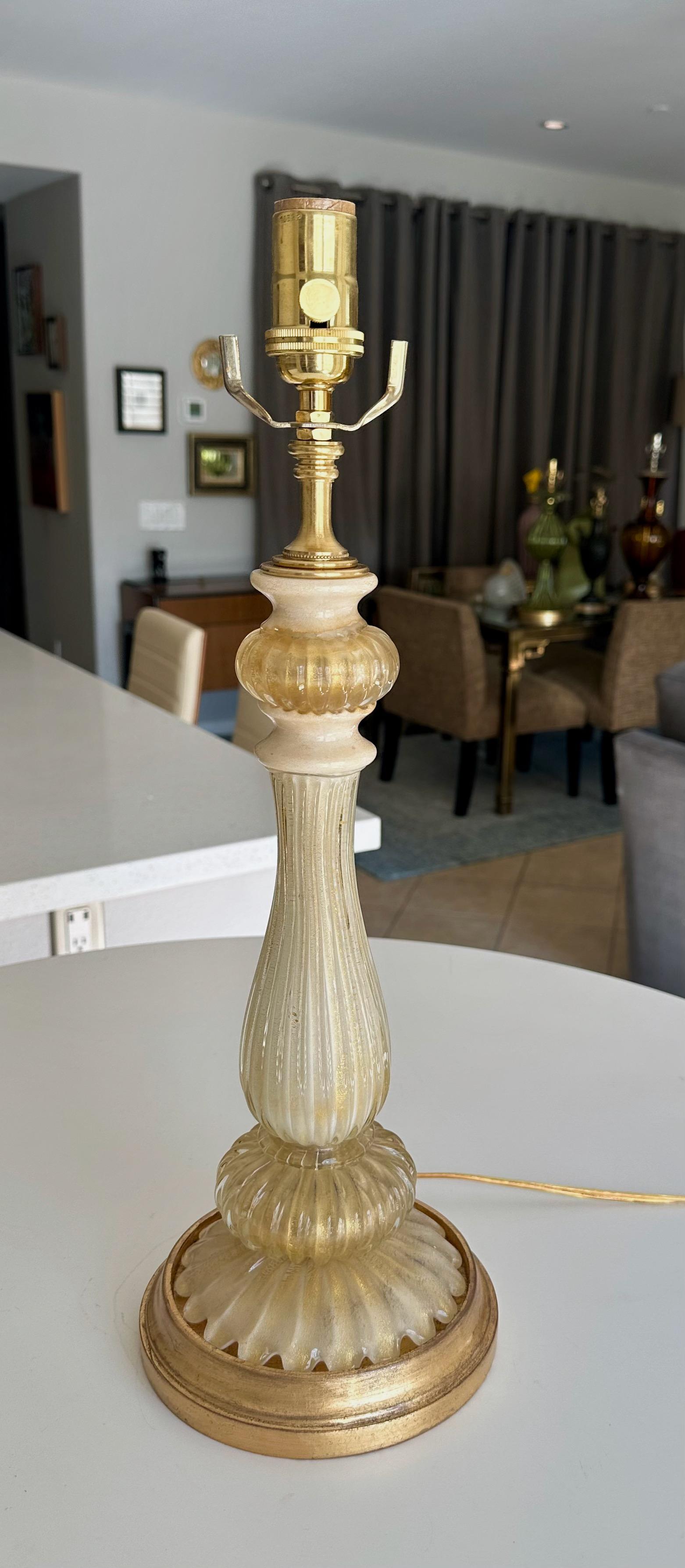 Milieu du XXe siècle Lampe de bureau italienne en verre de Murano crème et or en vente