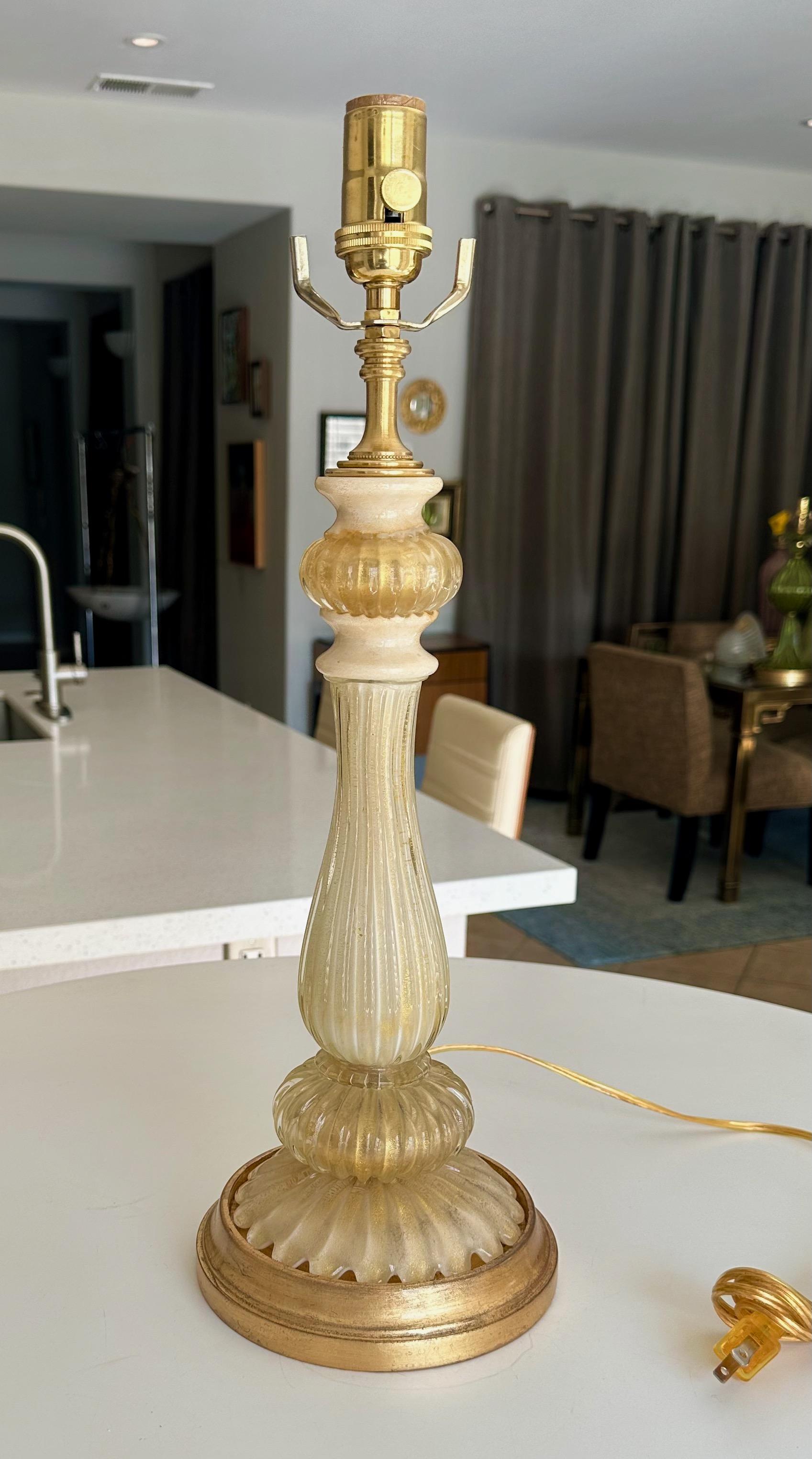 Lampe de bureau italienne en verre de Murano crème et or en vente 1