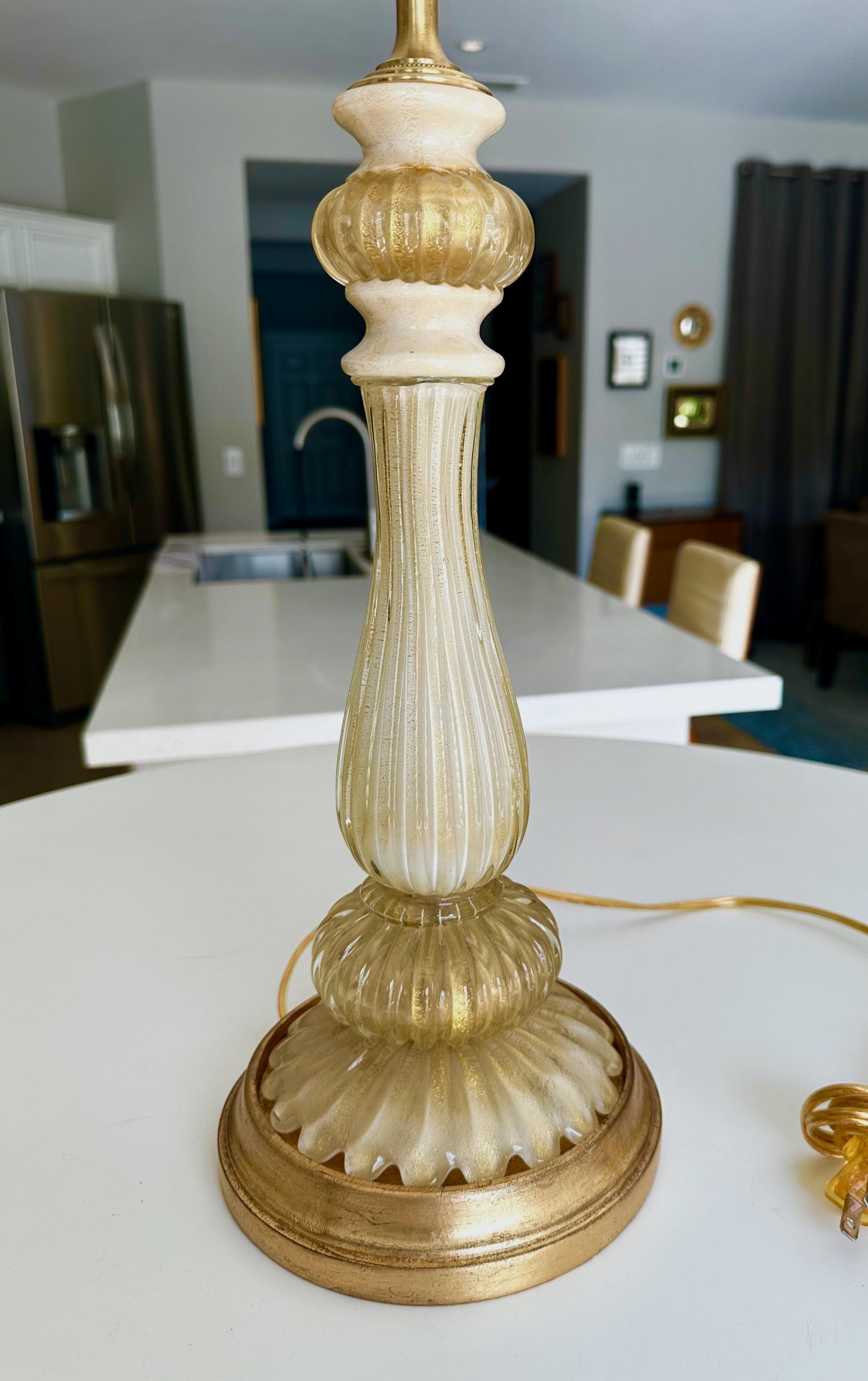 Lampe de bureau italienne en verre de Murano crème et or en vente 2