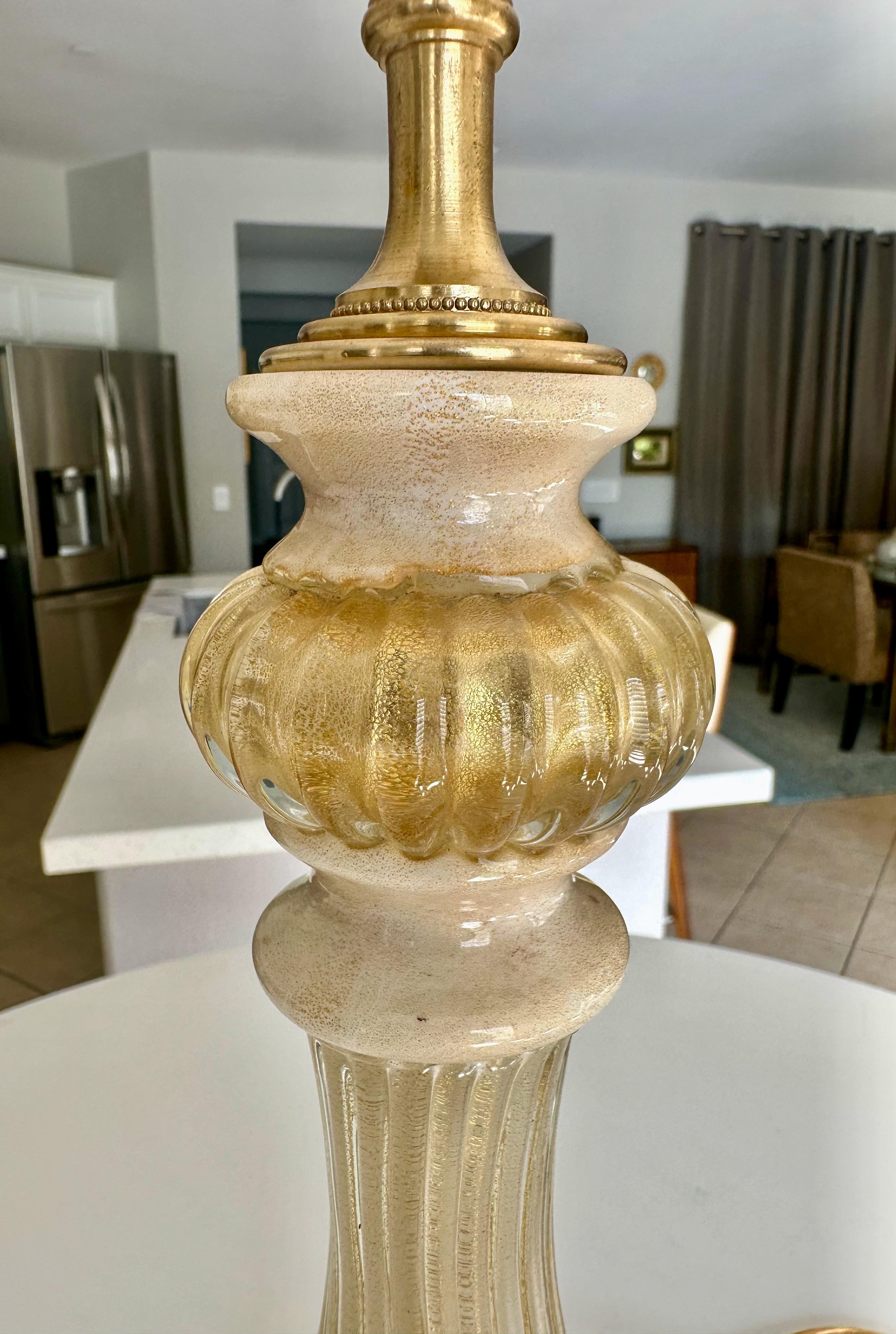 Lampe de bureau italienne en verre de Murano crème et or en vente 3