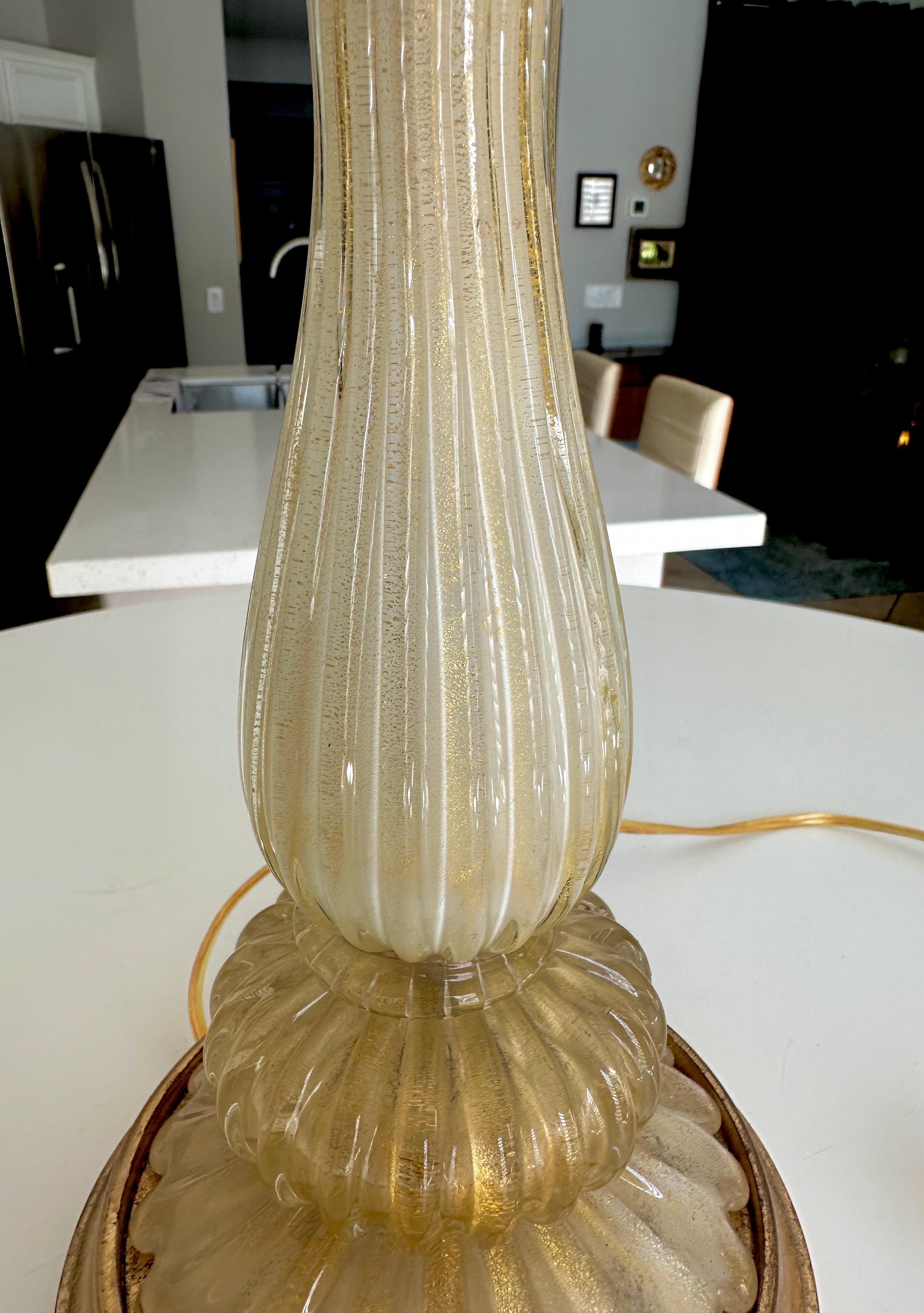 Lampe de bureau italienne en verre de Murano crème et or en vente 4