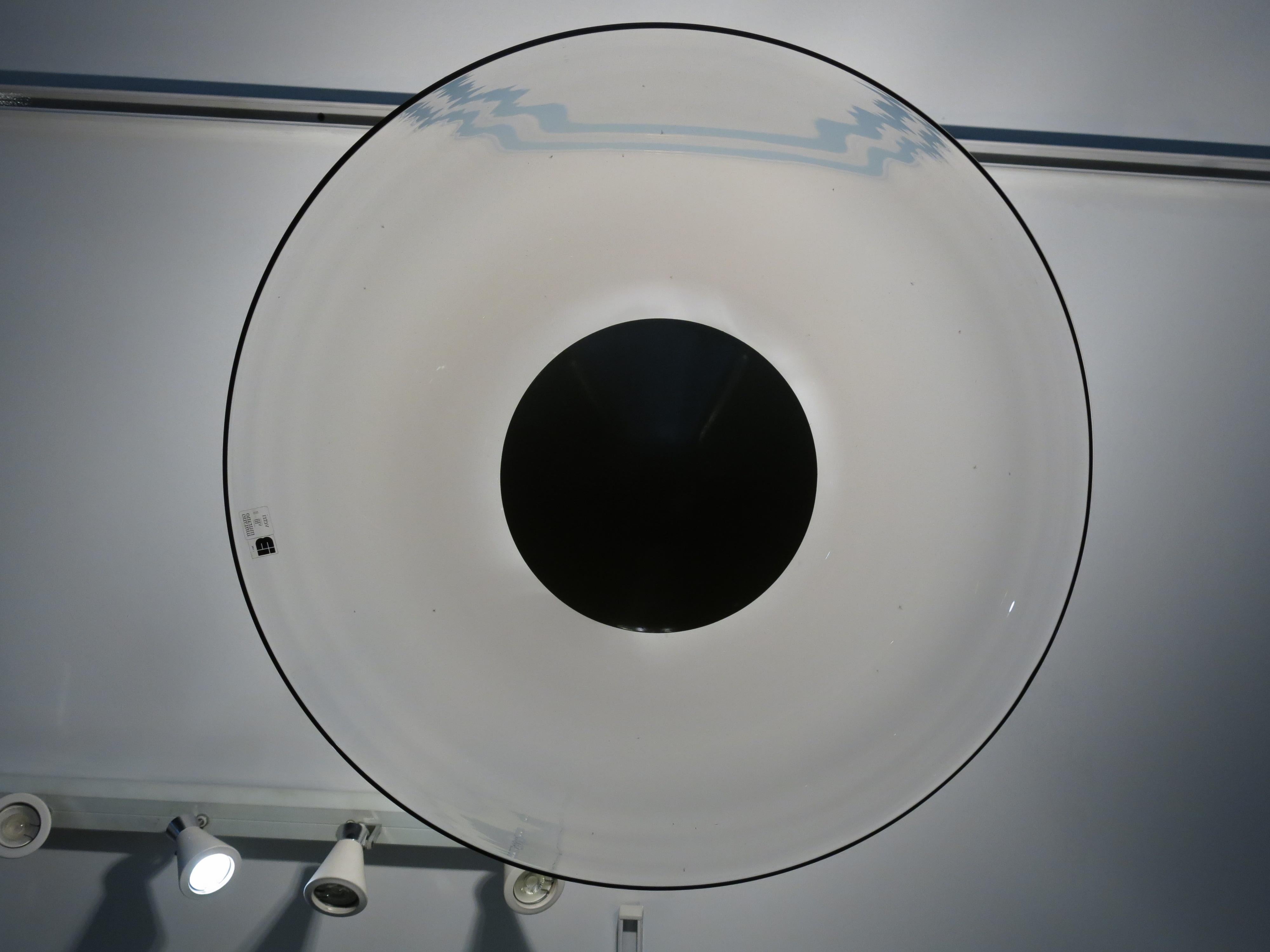 
Laissez-vous séduire par la beauté exquise de l'artisanat de Murano avec cette rare lampe à plaque suspendue, un véritable bijou orné de son autocollant Murano d'origine. D'un blanc opalescent, avec un centre noir frappant, elle rayonne d'élégance