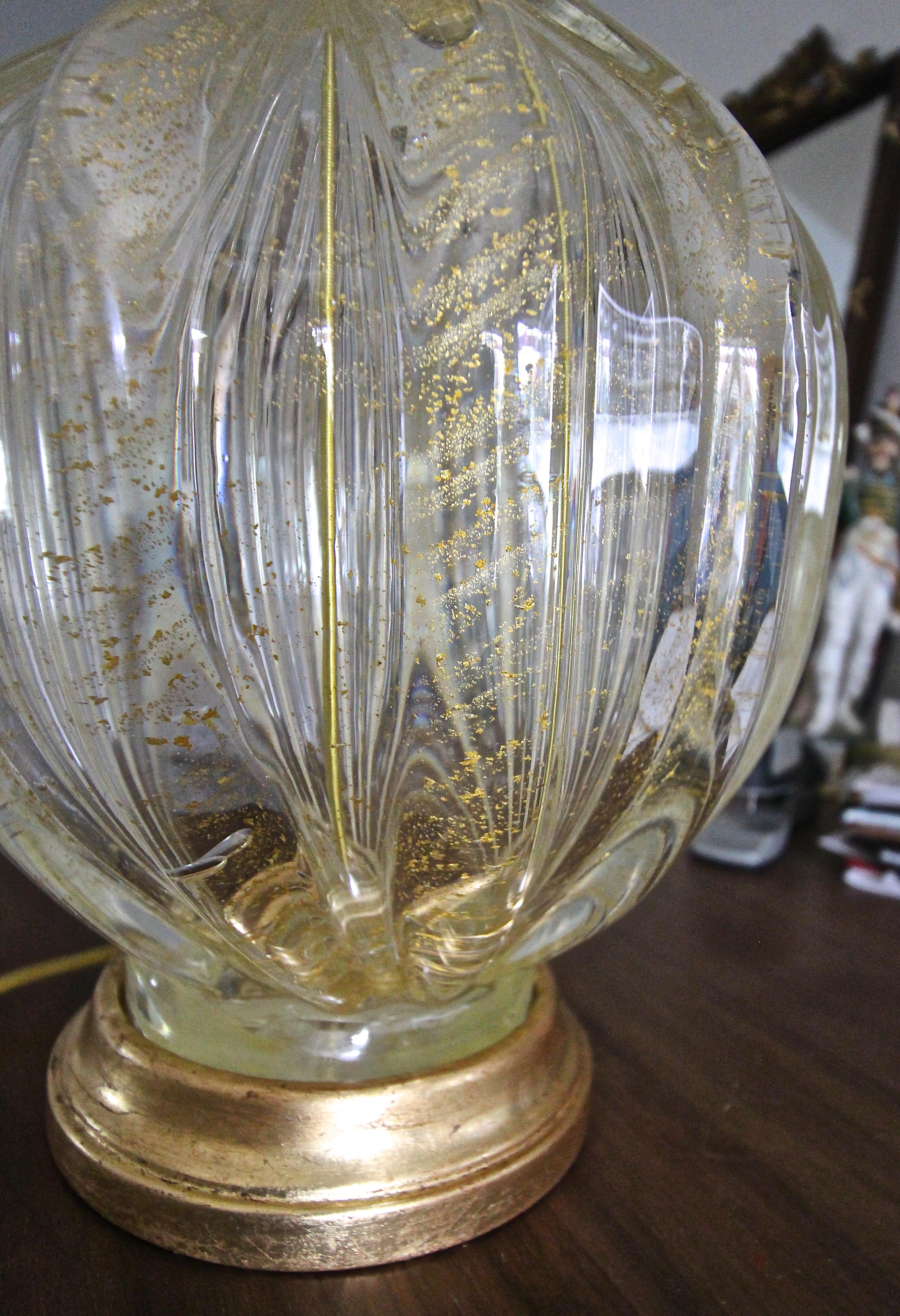 Italienische Murano-Tischlampe aus geripptem Glas, Gold und klarem, kontrolliertem Blasenglas im Angebot 8