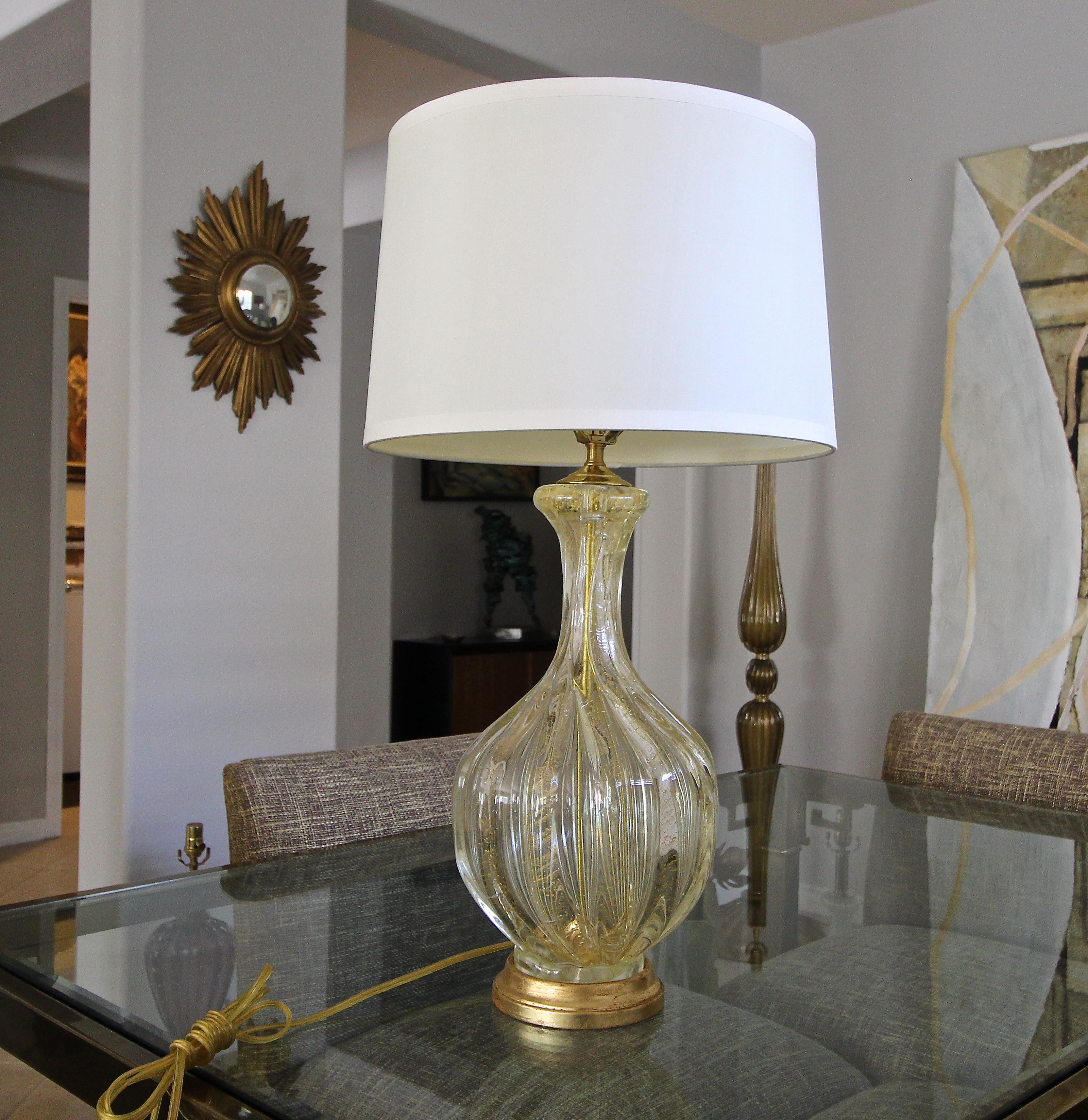 Italienische Murano-Tischlampe aus geripptem Glas, Gold und klarem, kontrolliertem Blasenglas im Zustand „Gut“ im Angebot in Palm Springs, CA