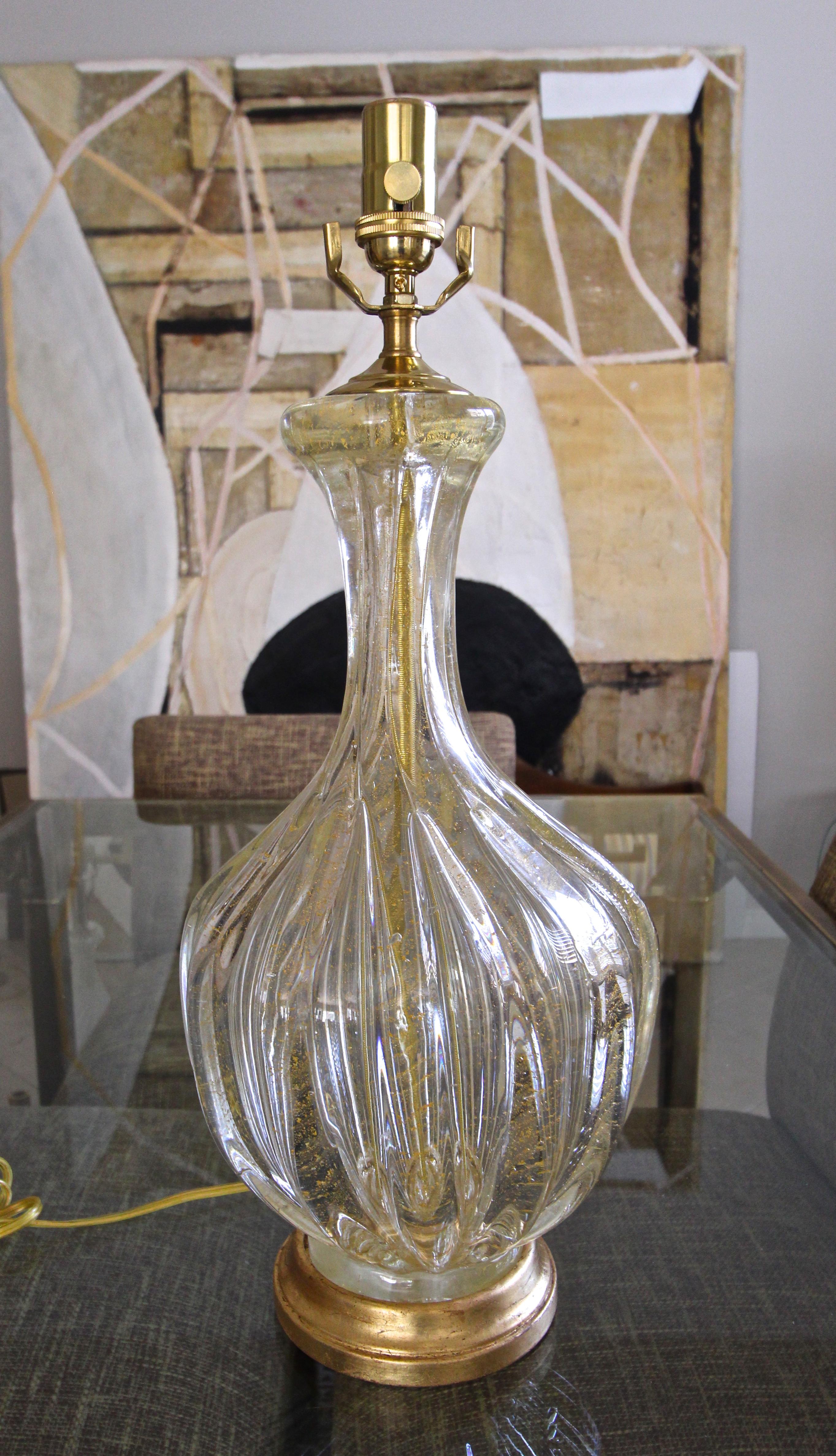 Italienische Murano-Tischlampe aus geripptem Glas, Gold und klarem, kontrolliertem Blasenglas (Mitte des 20. Jahrhunderts) im Angebot