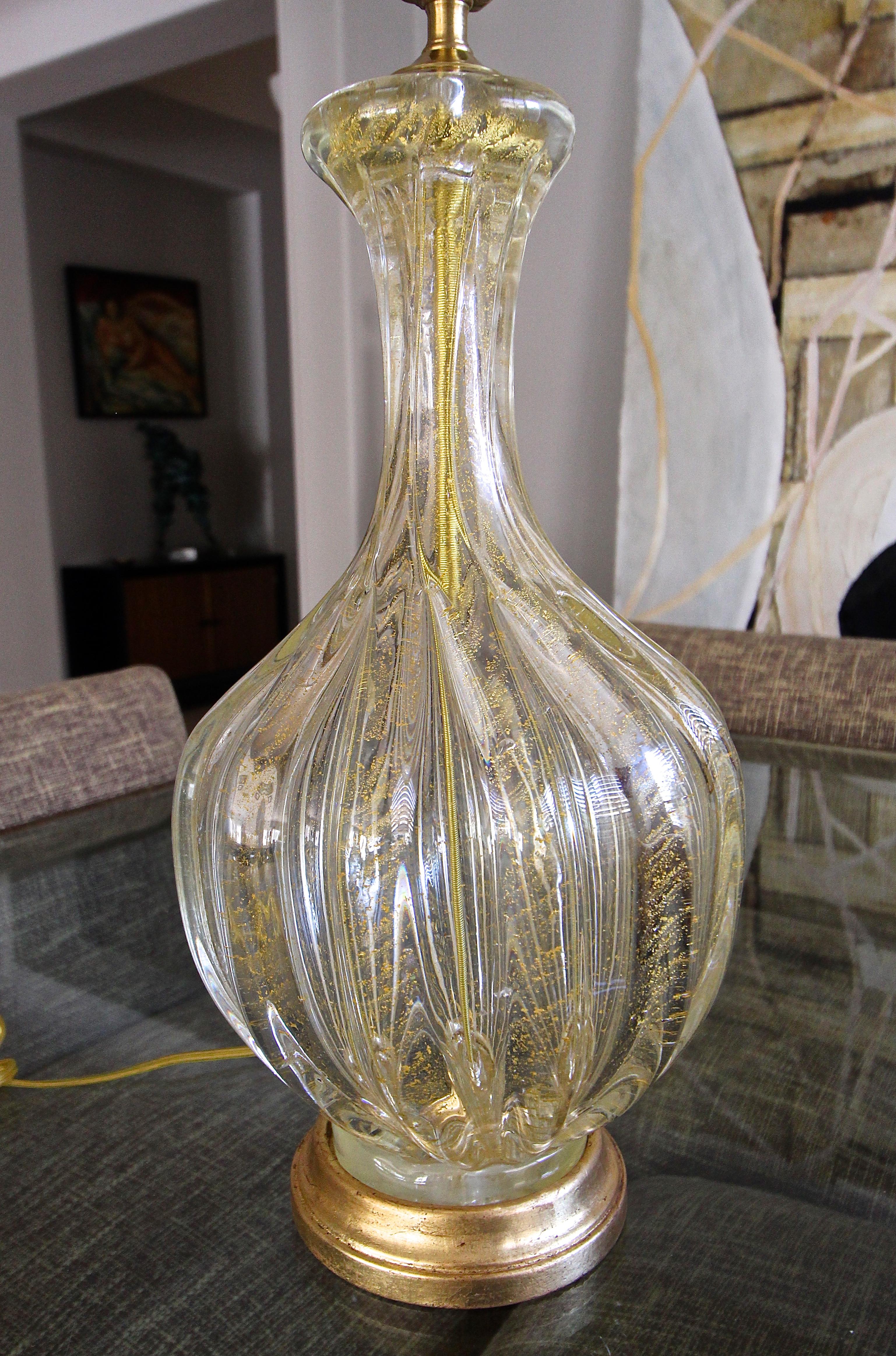 Mid-20th Century Murano Italian Gold and Clear Controlled Bubbles Ribbed Glass Table Lamp For Sale